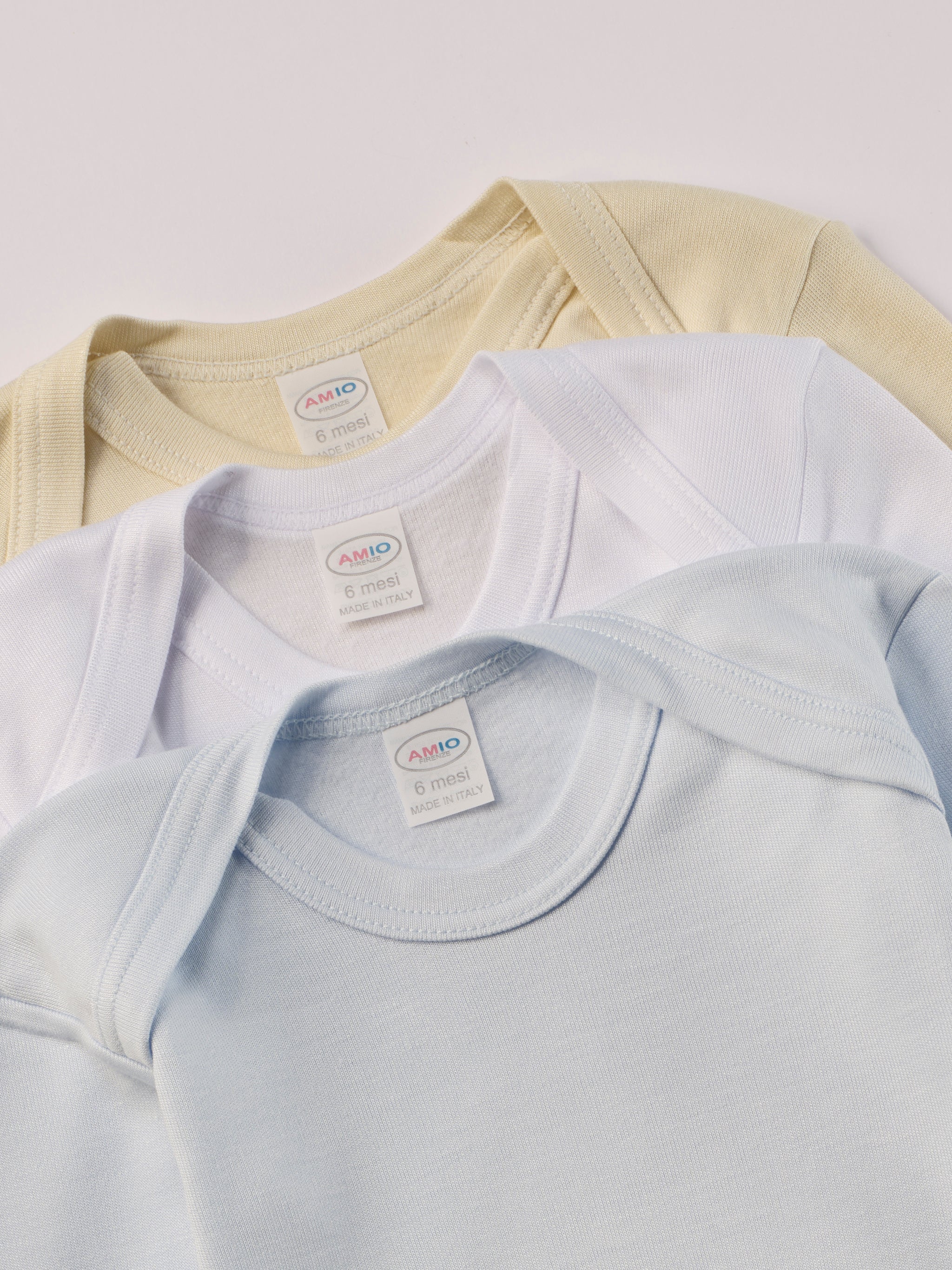 Für besonders sensible Babyhaut. Diese Amerciano Bodys in beige, weiß und himmelblau besteht aus hochwertiger Bambusviskose — einem Material, das für seine seidige Weichheit, hohe Atmungsaktivität und temperaturausgleichenden Eigenschaften bekannt ist. Sanft zur Haut, funktional im Alltag.