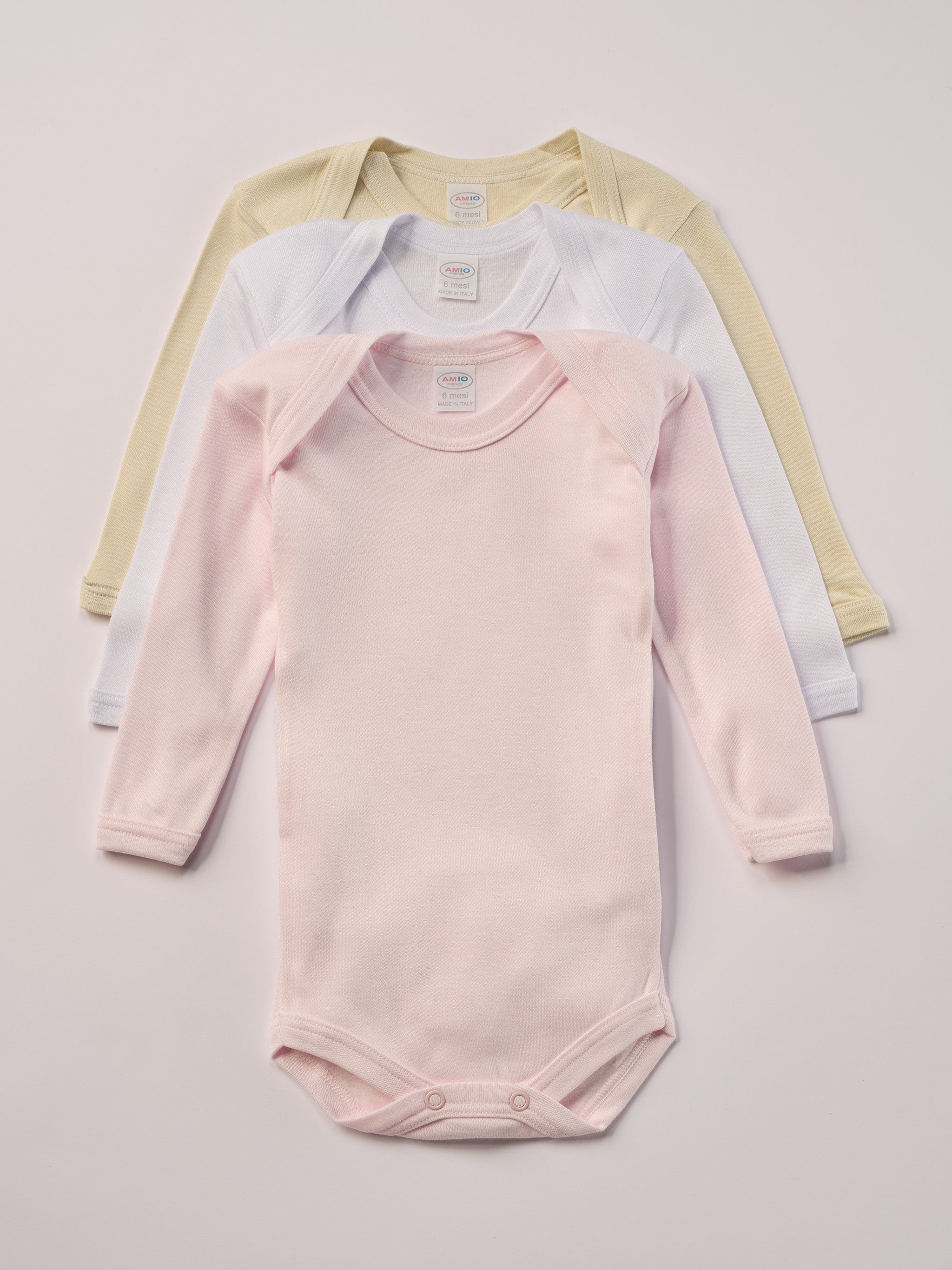 Für besonders sensible Babyhaut. Diese Amerciano Bodys in beige, weiß und rosa besteht aus hochwertiger Bambusviskose — einem Material, das für seine seidige Weichheit, hohe Atmungsaktivität und temperaturausgleichenden Eigenschaften bekannt ist. Sanft zur Haut, funktional im Alltag.