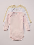 Für besonders sensible Babyhaut. Diese Amerciano Bodys in beige, weiß und rosa besteht aus hochwertiger Bambusviskose — einem Material, das für seine seidige Weichheit, hohe Atmungsaktivität und temperaturausgleichenden Eigenschaften bekannt ist. Sanft zur Haut, funktional im Alltag.