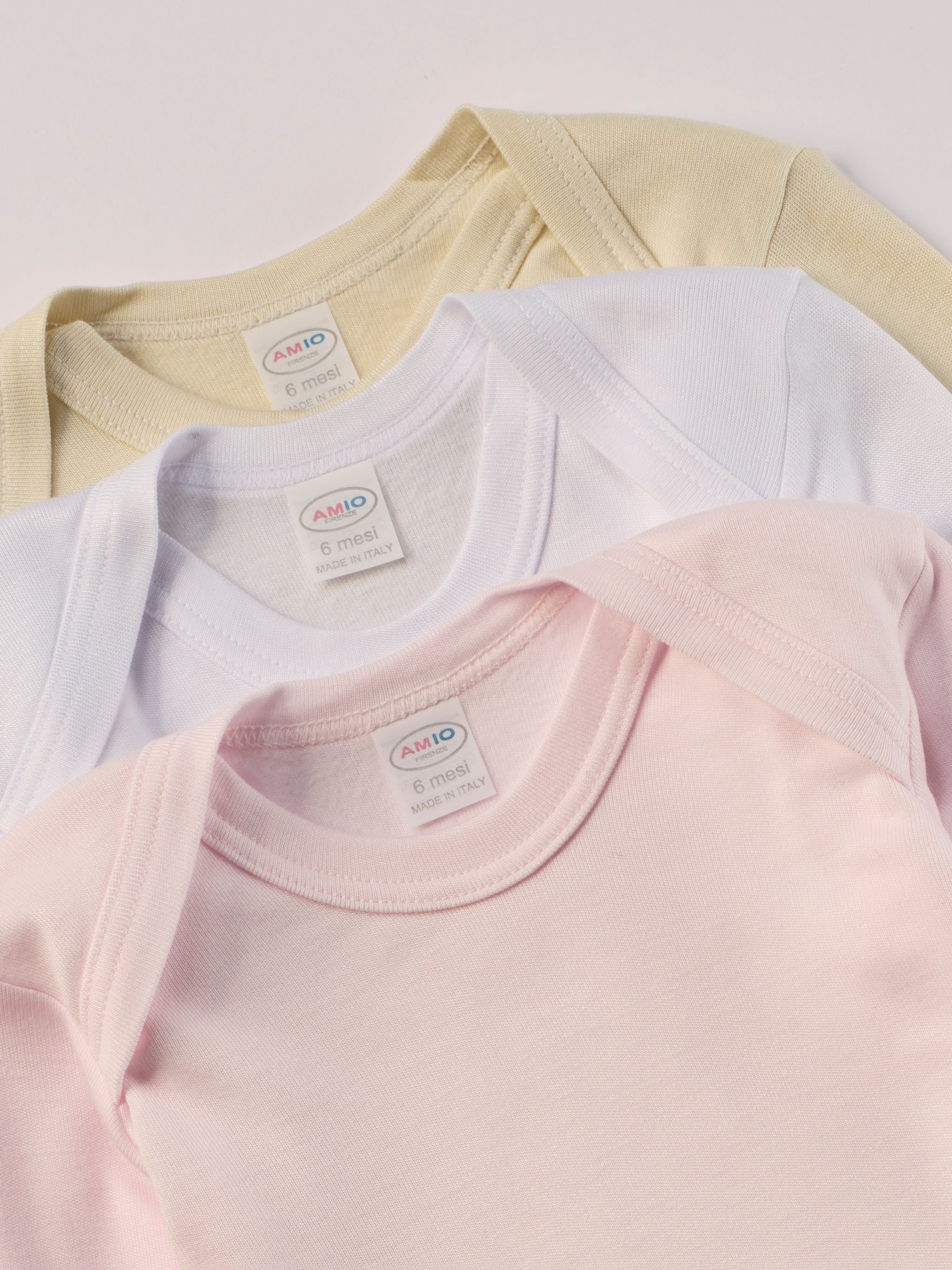 Für besonders sensible Babyhaut. Diese Amerciano Bodys in beige, weiß und rosa besteht aus hochwertiger Bambusviskose — einem Material, das für seine seidige Weichheit, hohe Atmungsaktivität und temperaturausgleichenden Eigenschaften bekannt ist. Sanft zur Haut, funktional im Alltag.