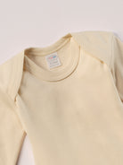 Für die empfindlichste Haut der Welt. Der Organic+ Body ist aus 100% ungefärbter, ungebleichter, organischer Baumwolle gefertigt — innen mit weichem Flanell, welches Feuchtigkeit aufnimmt und streichelzart auf Babyhaut liegt.