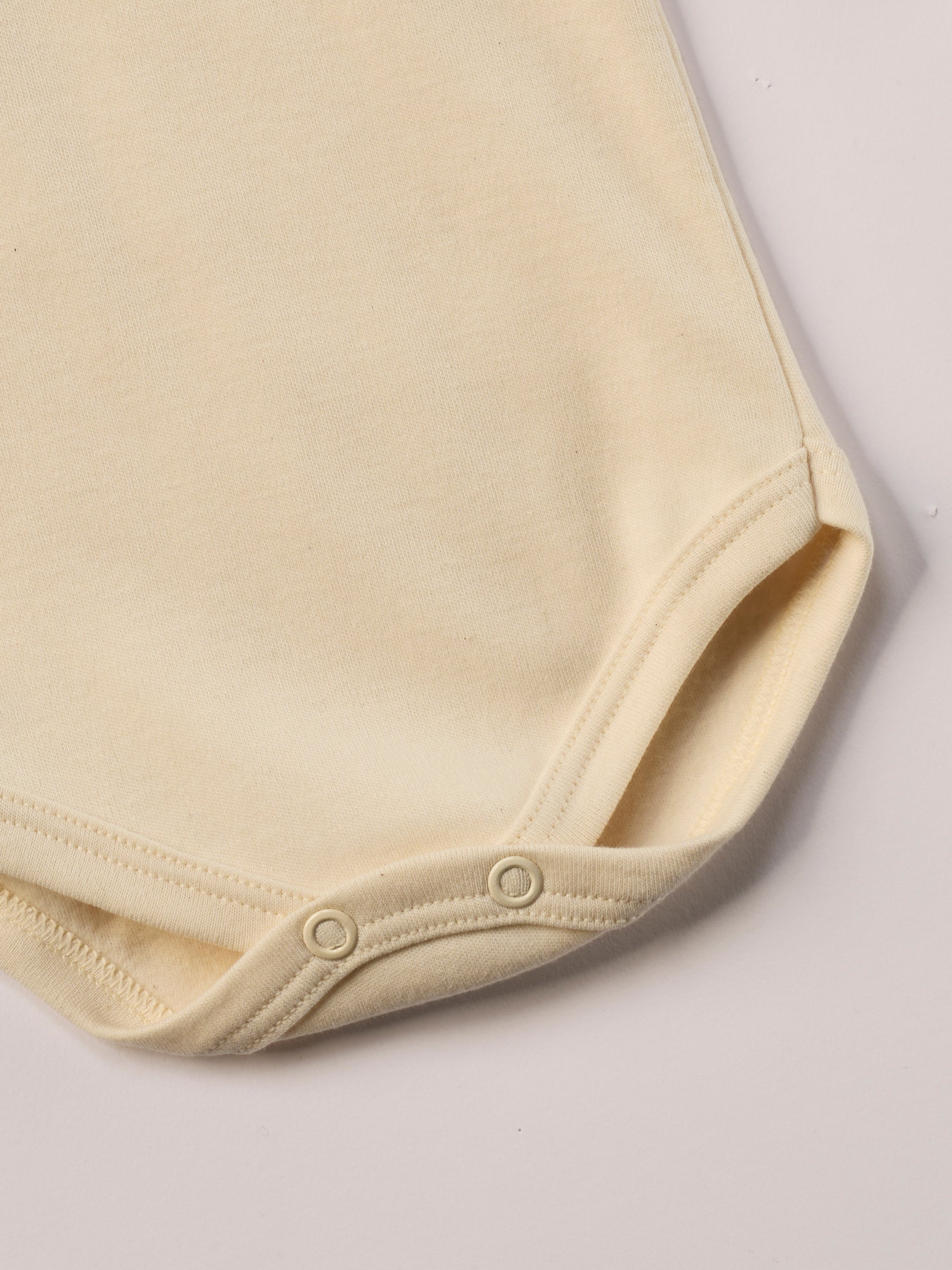 Für die empfindlichste Haut der Welt. Der Organic+ Body ist aus 100% ungefärbter, ungebleichter, organischer Baumwolle gefertigt — innen mit weichem Flanell, welches Feuchtigkeit aufnimmt und streichelzart auf Babyhaut liegt.