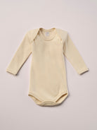 Für die empfindlichste Haut der Welt. Der Organic+ Body ist aus 100% ungefärbter, ungebleichter, organischer Baumwolle gefertigt — innen mit weichem Flanell, welches Feuchtigkeit aufnimmt und streichelzart auf Babyhaut liegt.