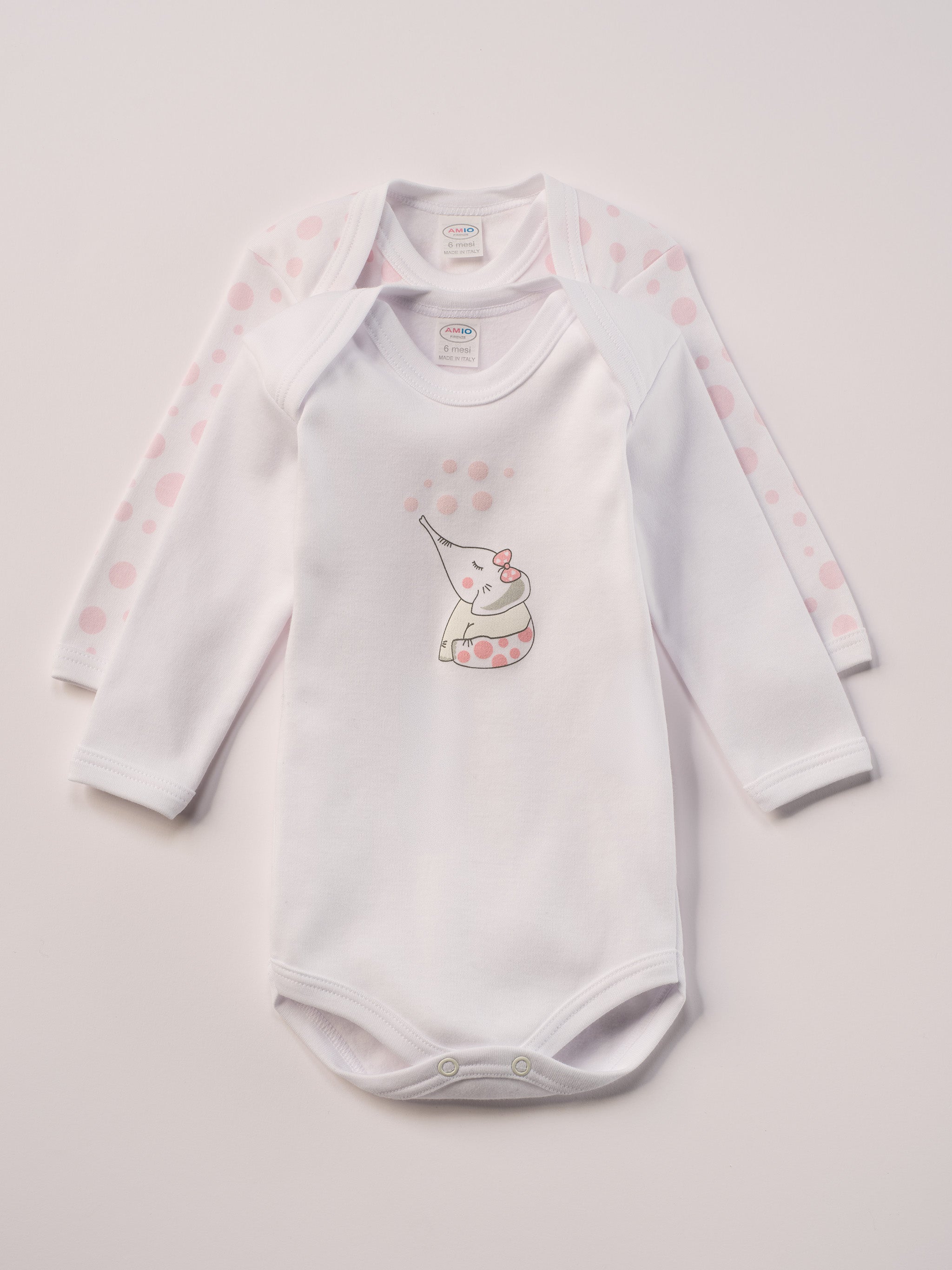 Für aktive Babys, eine&nbsp;empfindliche Haut und einen farbenfrohen Alltag.
Diese Americano Bodys bestehen aus hochwertiger, sanft gefärbter und schonend gebleichter organischer Baumwolle aus Italien. Das weiche Innenflanell sorgt für ein besonders angenehmes Tragegefühl und hält warm, ohne zu überhitzen. Das verspielte Design mit rosa Punkten und dem niedlichen Elefanten-Motiv ist zeitlos.