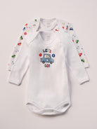 Für aktive Babys, eine empfindliche Haut und einen farbenfrohen Alltag.
Diese Americano Bodys bestehen aus hochwertiger, sanft gefärbter und schonend gebleichter organischer Baumwolle aus Italien. Das weiche Innenflanell sorgt für ein besonders angenehmes Tragegefühl und hält warm, ohne zu überhitzen. Das verspielte Design mit Autos, Verkehrszeichen &amp; Bärchen ist zeitlos.