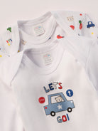 Für aktive Babys, eine empfindliche Haut und einen farbenfrohen Alltag.
Diese Americano Bodys bestehen aus hochwertiger, sanft gefärbter und schonend gebleichter organischer Baumwolle aus Italien. Das weiche Innenflanell sorgt für ein besonders angenehmes Tragegefühl und hält warm, ohne zu überhitzen. Das verspielte Design mit Autos, Verkehrszeichen &amp; Bärchen ist zeitlos.