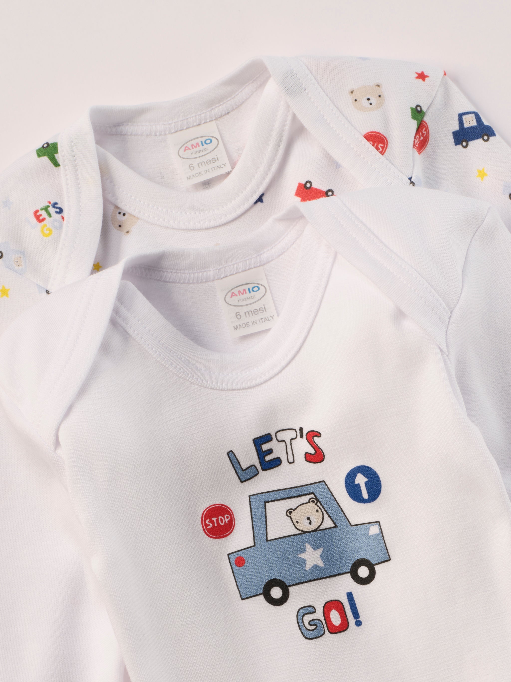 Für aktive Babys, eine empfindliche Haut und einen farbenfrohen Alltag.
Diese Americano Bodys bestehen aus hochwertiger, sanft gefärbter und schonend gebleichter organischer Baumwolle aus Italien. Das weiche Innenflanell sorgt für ein besonders angenehmes Tragegefühl und hält warm, ohne zu überhitzen. Das verspielte Design mit Autos, Verkehrszeichen &amp; Bärchen ist zeitlos.