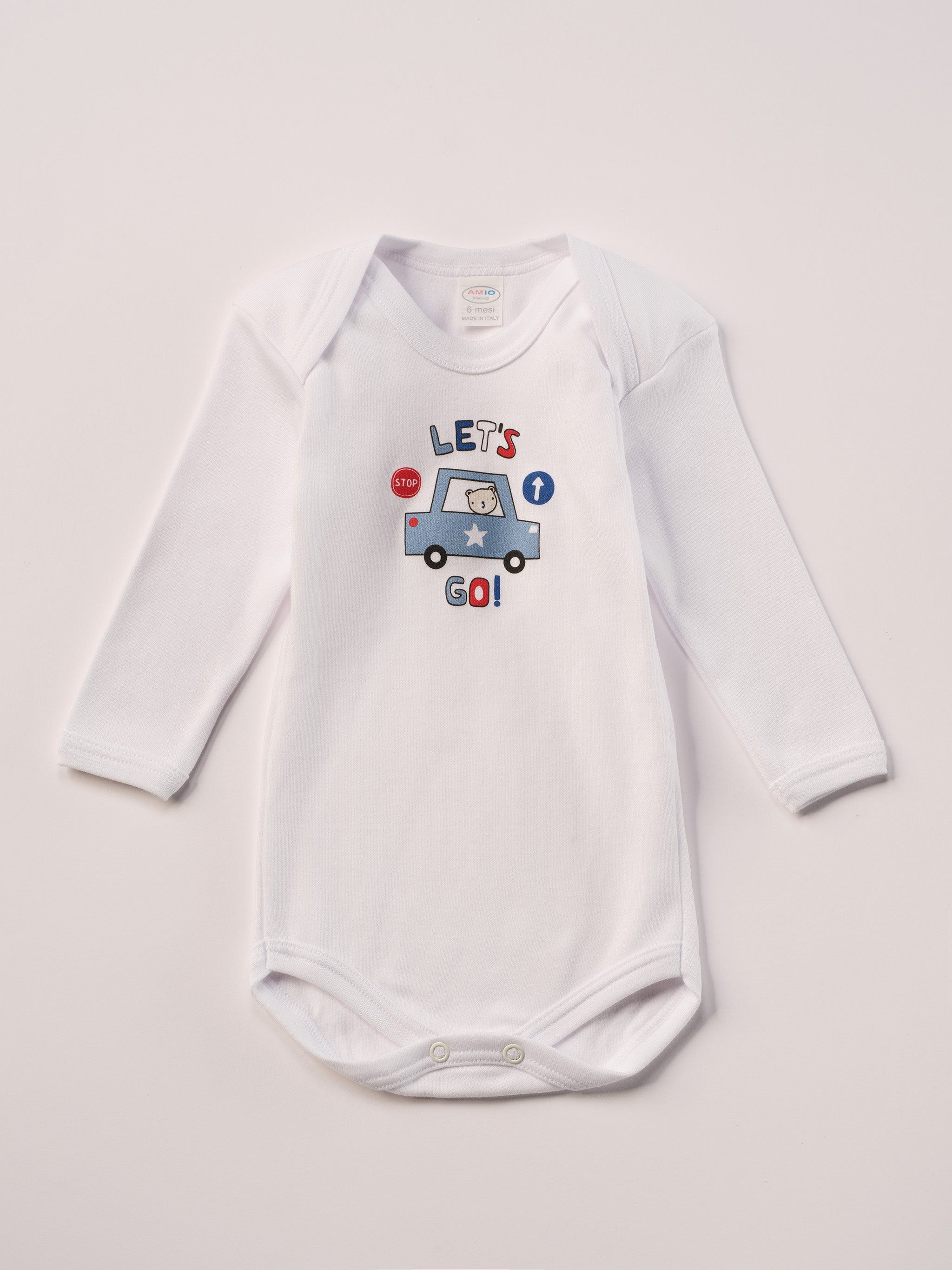 Für aktive Babys, eine empfindliche Haut und einen farbenfrohen Alltag.
Diese Americano Bodys bestehen aus hochwertiger, sanft gefärbter und schonend gebleichter organischer Baumwolle aus Italien. Das weiche Innenflanell sorgt für ein besonders angenehmes Tragegefühl und hält warm, ohne zu überhitzen. Das verspielte Design mit Autos, Verkehrszeichen &amp; Bärchen ist zeitlos.
