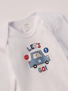 Für aktive Babys, eine empfindliche Haut und einen farbenfrohen Alltag.
Diese Americano Bodys bestehen aus hochwertiger, sanft gefärbter und schonend gebleichter organischer Baumwolle aus Italien. Das weiche Innenflanell sorgt für ein besonders angenehmes Tragegefühl und hält warm, ohne zu überhitzen. Das verspielte Design mit Autos, Verkehrszeichen &amp; Bärchen ist zeitlos.