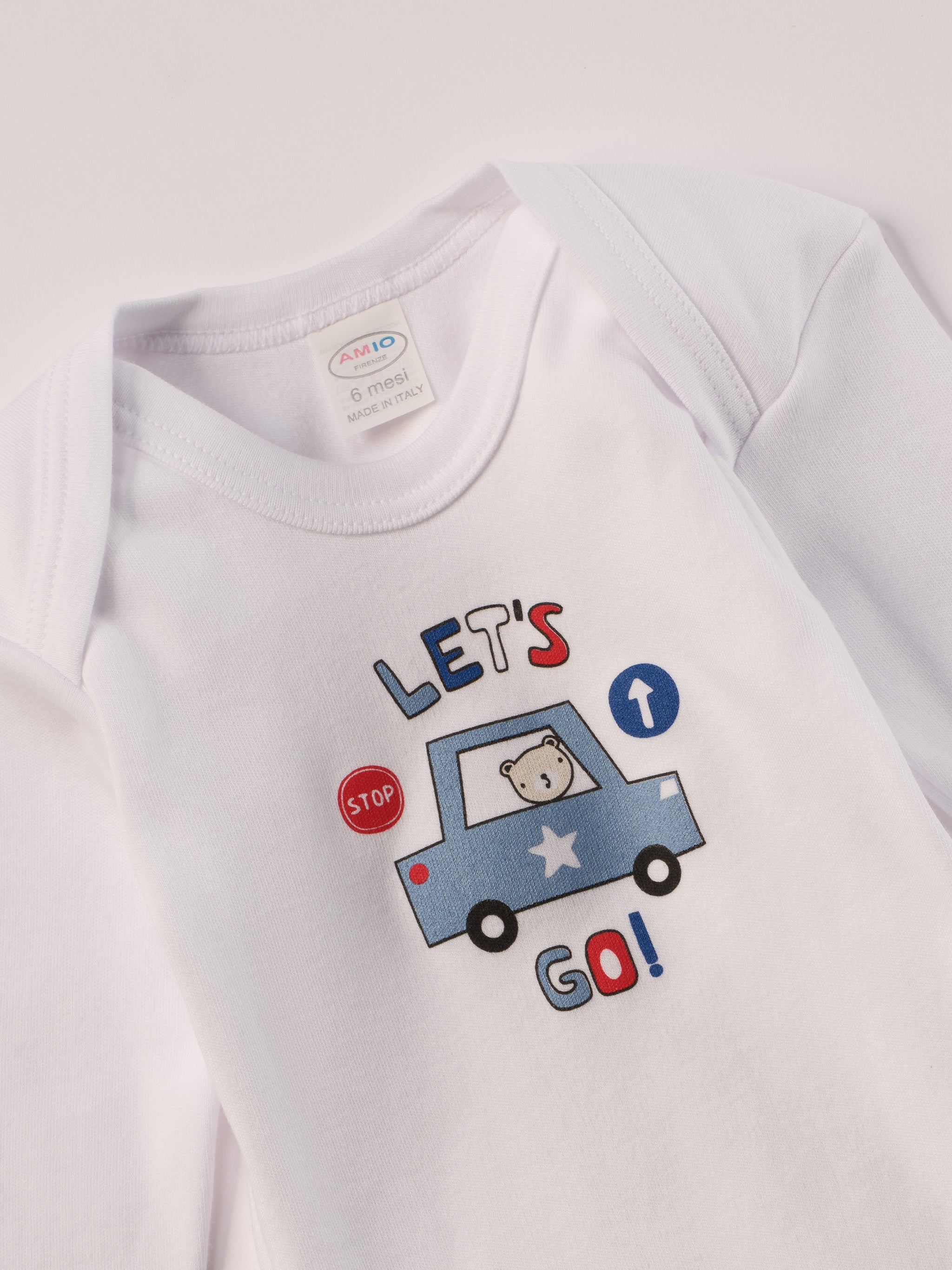 Für aktive Babys, eine empfindliche Haut und einen farbenfrohen Alltag.
Diese Americano Bodys bestehen aus hochwertiger, sanft gefärbter und schonend gebleichter organischer Baumwolle aus Italien. Das weiche Innenflanell sorgt für ein besonders angenehmes Tragegefühl und hält warm, ohne zu überhitzen. Das verspielte Design mit Autos, Verkehrszeichen &amp; Bärchen ist zeitlos.