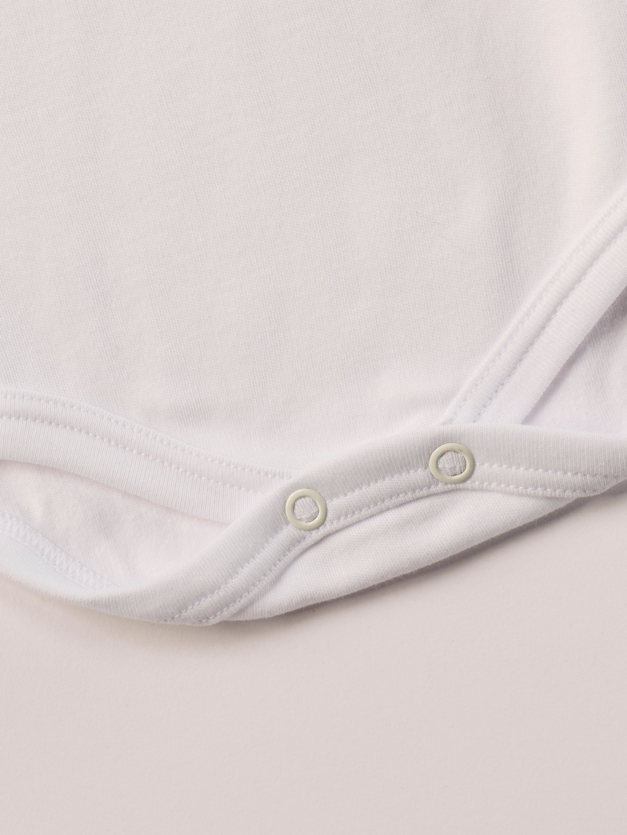 Für aktive Babys, eine empfindliche Haut und einen farbenfrohen Alltag.
Diese Americano Bodys bestehen aus hochwertiger, sanft gefärbter und schonend gebleichter organischer Baumwolle aus Italien. Das weiche Innenflanell sorgt für ein besonders angenehmes Tragegefühl und hält warm, ohne zu überhitzen. Das verspielte Design mit Autos, Verkehrszeichen &amp; Bärchen ist zeitlos.