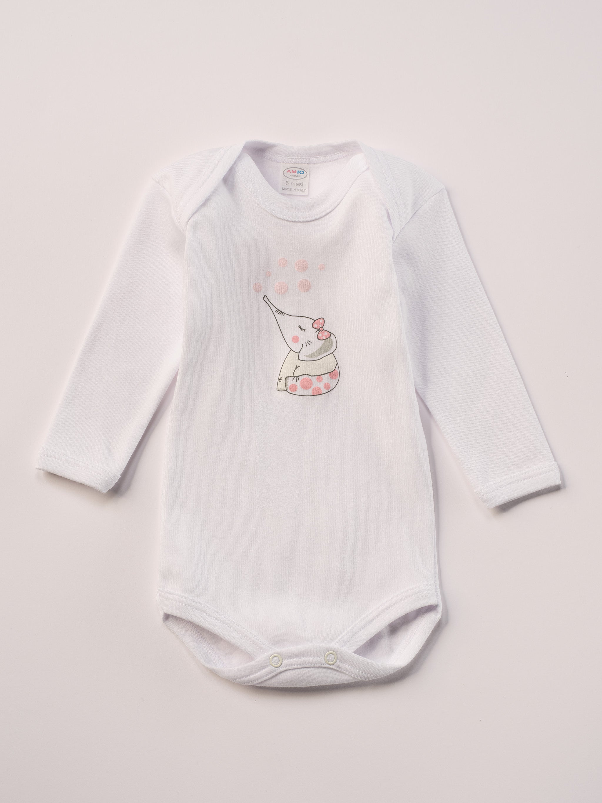 Für aktive Babys, eine&nbsp;empfindliche Haut und einen farbenfrohen Alltag.
Diese Americano Bodys bestehen aus hochwertiger, sanft gefärbter und schonend gebleichter organischer Baumwolle aus Italien. Das weiche Innenflanell sorgt für ein besonders angenehmes Tragegefühl und hält warm, ohne zu überhitzen. Das verspielte Design mit rosa Punkten und dem niedlichen Elefanten-Motiv ist zeitlos.