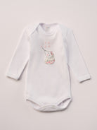 Für aktive Babys, eine&nbsp;empfindliche Haut und einen farbenfrohen Alltag.
Diese Americano Bodys bestehen aus hochwertiger, sanft gefärbter und schonend gebleichter organischer Baumwolle aus Italien. Das weiche Innenflanell sorgt für ein besonders angenehmes Tragegefühl und hält warm, ohne zu überhitzen. Das verspielte Design mit rosa Punkten und dem niedlichen Elefanten-Motiv ist zeitlos.
