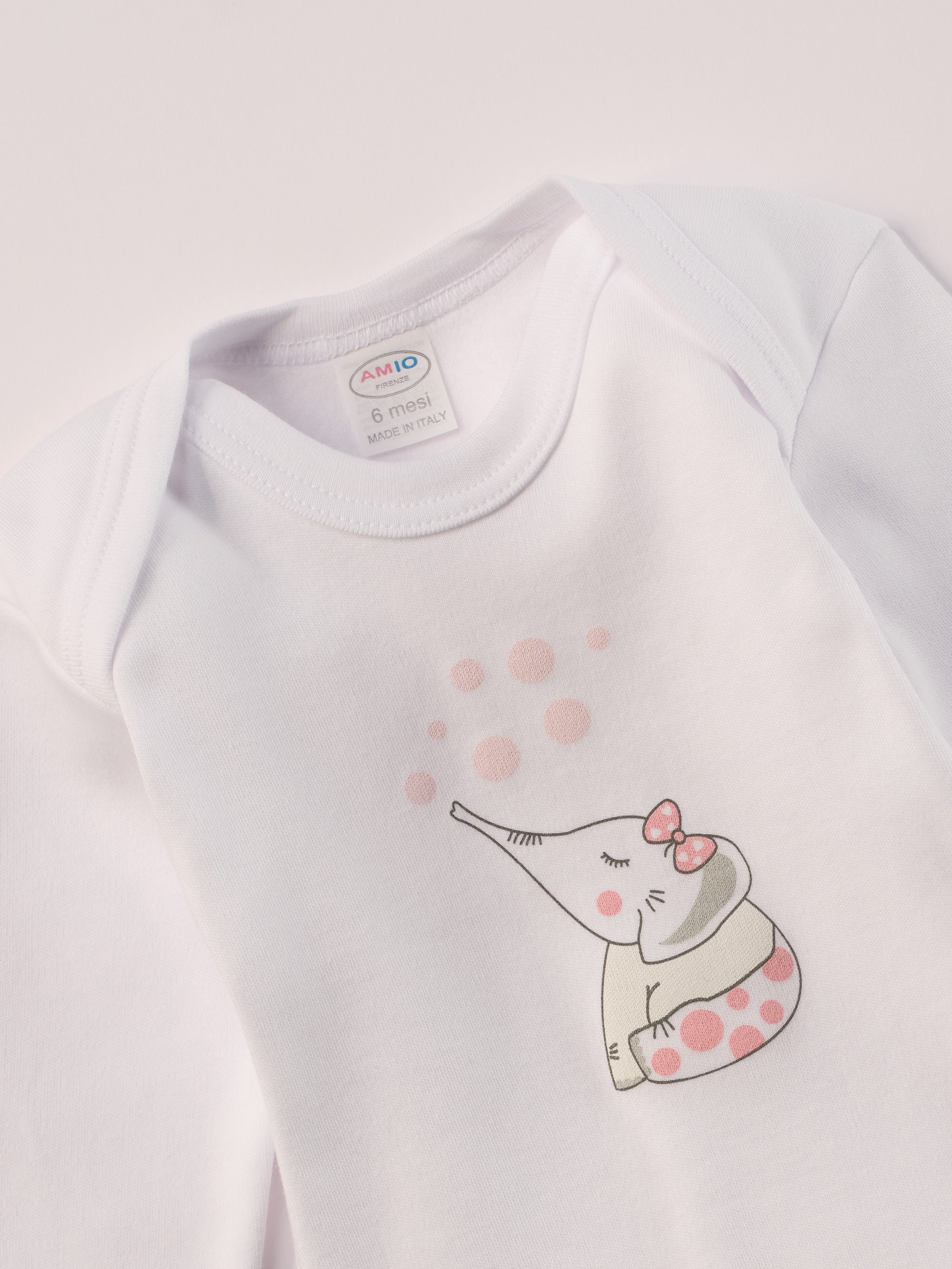 Für aktive Babys, eine&nbsp;empfindliche Haut und einen farbenfrohen Alltag.
Diese Americano Bodys bestehen aus hochwertiger, sanft gefärbter und schonend gebleichter organischer Baumwolle aus Italien. Das weiche Innenflanell sorgt für ein besonders angenehmes Tragegefühl und hält warm, ohne zu überhitzen. Das verspielte Design mit rosa Punkten und dem niedlichen Elefanten-Motiv ist zeitlos.