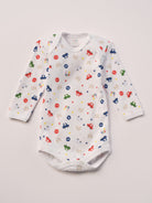 Für aktive Babys, eine empfindliche Haut und einen farbenfrohen Alltag.
Diese Americano Bodys bestehen aus hochwertiger, sanft gefärbter und schonend gebleichter organischer Baumwolle aus Italien. Das weiche Innenflanell sorgt für ein besonders angenehmes Tragegefühl und hält warm, ohne zu überhitzen. Das verspielte Design mit Autos, Verkehrszeichen &amp; Bärchen ist zeitlos.