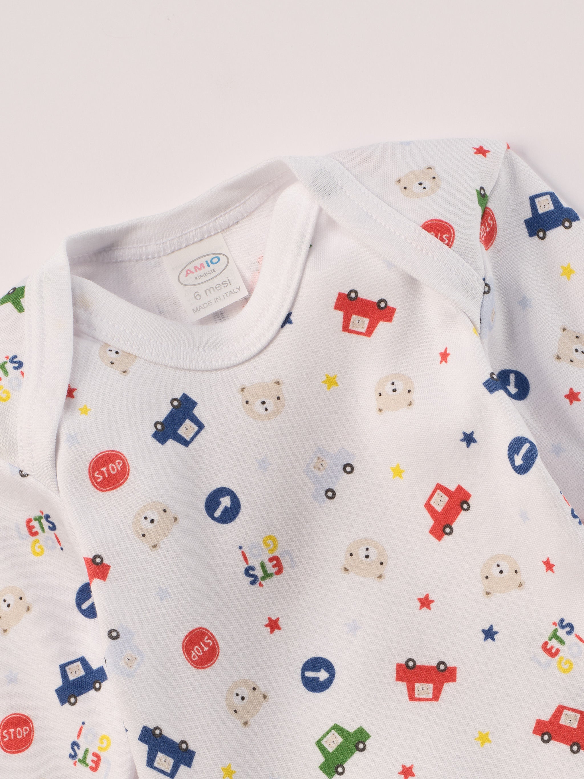 Für aktive Babys, eine empfindliche Haut und einen farbenfrohen Alltag.
Diese Americano Bodys bestehen aus hochwertiger, sanft gefärbter und schonend gebleichter organischer Baumwolle aus Italien. Das weiche Innenflanell sorgt für ein besonders angenehmes Tragegefühl und hält warm, ohne zu überhitzen. Das verspielte Design mit Autos, Verkehrszeichen &amp; Bärchen ist zeitlos.