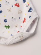Für aktive Babys, eine empfindliche Haut und einen farbenfrohen Alltag.
Diese Americano Bodys bestehen aus hochwertiger, sanft gefärbter und schonend gebleichter organischer Baumwolle aus Italien. Das weiche Innenflanell sorgt für ein besonders angenehmes Tragegefühl und hält warm, ohne zu überhitzen. Das verspielte Design mit Autos, Verkehrszeichen &amp; Bärchen ist zeitlos.