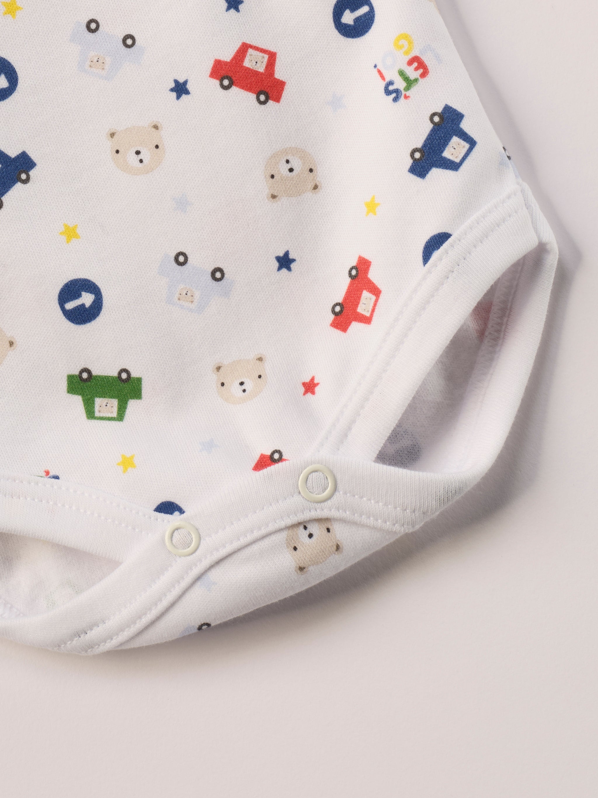 Für aktive Babys, eine empfindliche Haut und einen farbenfrohen Alltag.
Diese Americano Bodys bestehen aus hochwertiger, sanft gefärbter und schonend gebleichter organischer Baumwolle aus Italien. Das weiche Innenflanell sorgt für ein besonders angenehmes Tragegefühl und hält warm, ohne zu überhitzen. Das verspielte Design mit Autos, Verkehrszeichen &amp; Bärchen ist zeitlos.
