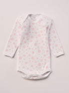 Für aktive Babys, eine&nbsp;empfindliche Haut und einen farbenfrohen Alltag.
Diese Americano Bodys bestehen aus hochwertiger, sanft gefärbter und schonend gebleichter organischer Baumwolle aus Italien. Das weiche Innenflanell sorgt für ein besonders angenehmes Tragegefühl und hält warm, ohne zu überhitzen. Das verspielte Design mit rosa Punkten und dem niedlichen Elefanten-Motiv ist zeitlos.