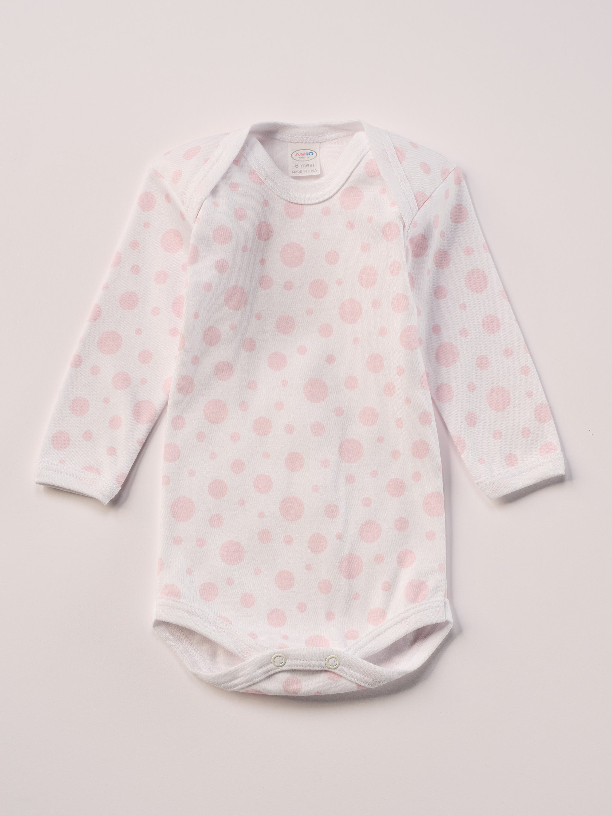 Für aktive Babys, eine&nbsp;empfindliche Haut und einen farbenfrohen Alltag.
Diese Americano Bodys bestehen aus hochwertiger, sanft gefärbter und schonend gebleichter organischer Baumwolle aus Italien. Das weiche Innenflanell sorgt für ein besonders angenehmes Tragegefühl und hält warm, ohne zu überhitzen. Das verspielte Design mit rosa Punkten und dem niedlichen Elefanten-Motiv ist zeitlos.