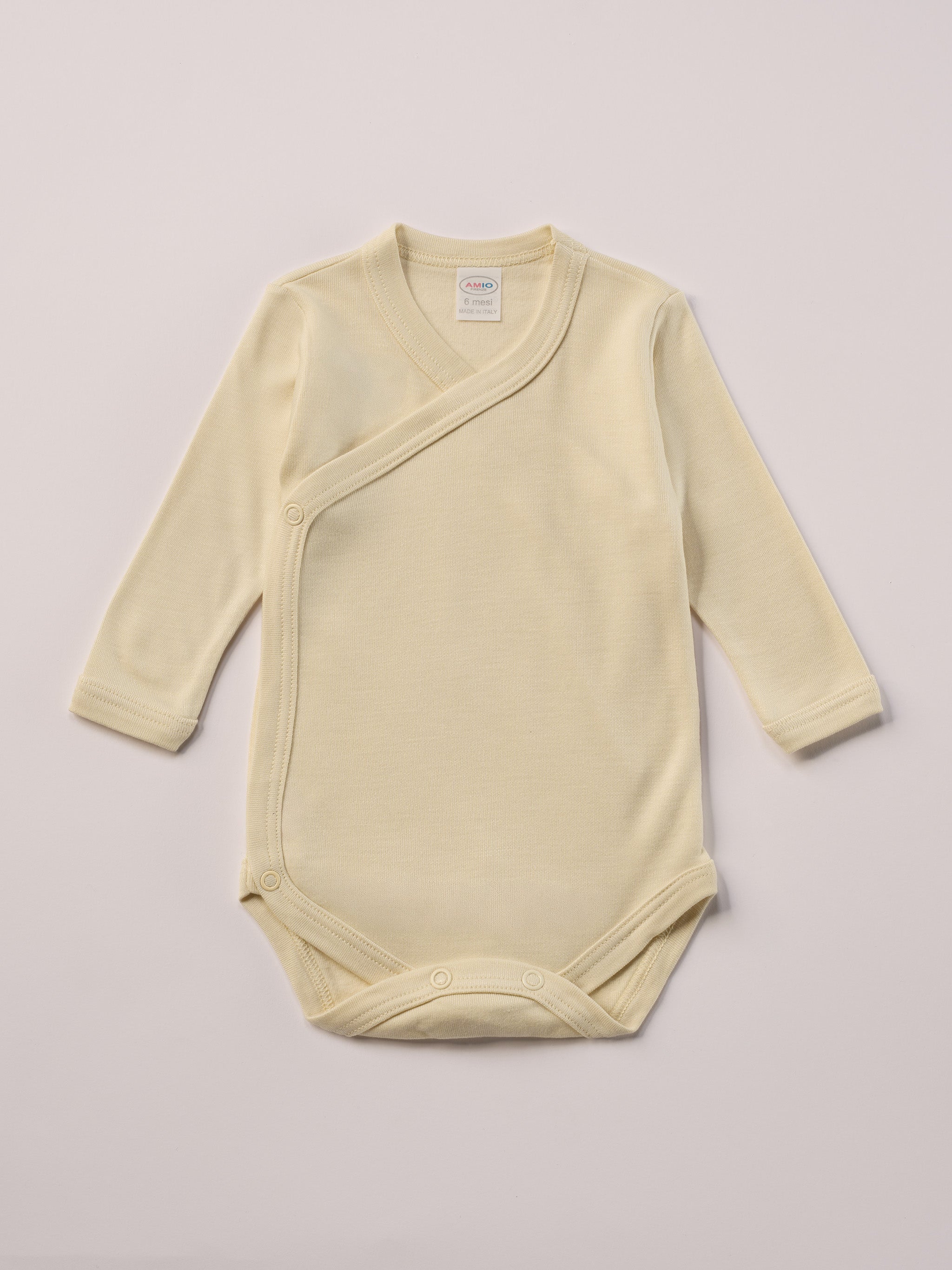Für besonders sensible Babyhaut. Diese Wickelbodys in weiß und beige für Frühchen besteht aus hochwertiger Bambusviskose — einem Material, das für seine seidige Weichheit, hohe Atmungsaktivität und temperaturausgleichenden Eigenschaften bekannt ist. Sanft zur Haut, funktional im Alltag.