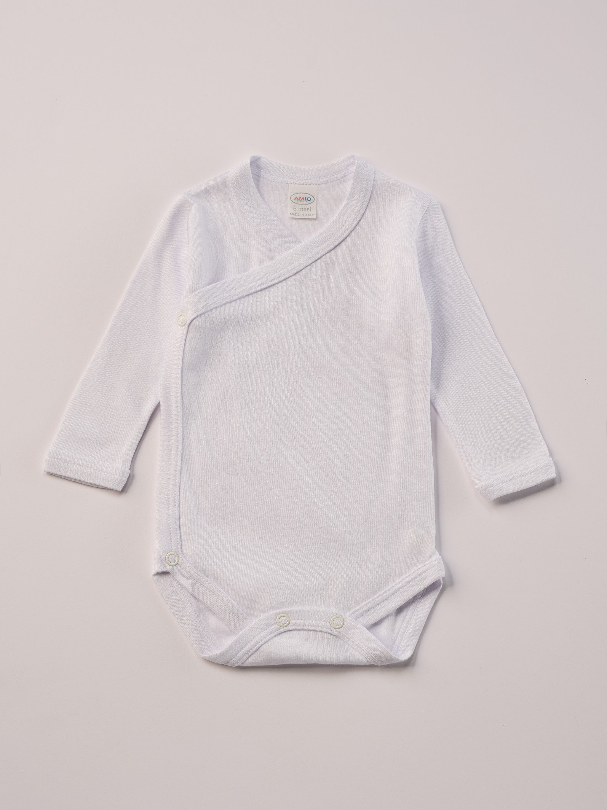 Für besonders sensible Babyhaut. Diese Wickelbodys in weiß und himmelblau bestehen aus hochwertiger Bambusviskose — einem Material, das für seine seidige Weichheit, hohe Atmungsaktivität und temperaturausgleichenden Eigenschaften bekannt ist. Sanft zur Haut, funktional im Alltag.