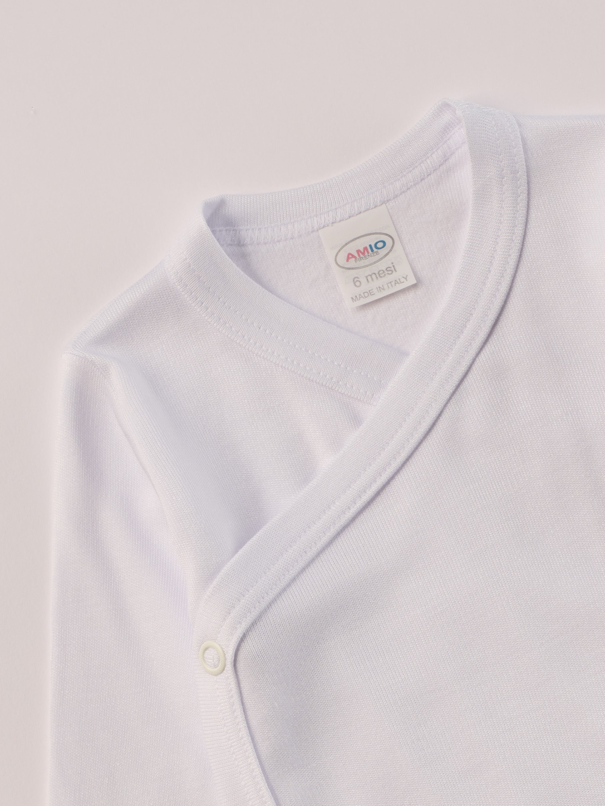 Für besonders sensible Babyhaut. Dieser weiße Wickelbody besteht aus hochwertiger Bambusviskose — einem Material, das für seine seidige Weichheit, hohe Atmungsaktivität und temperaturausgleichenden Eigenschaften bekannt ist. Sanft zur Haut, funktional im Alltag.