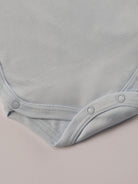 Für besonders sensible Babyhaut. Diese Wickelbodys in weiß und himmelblau bestehen aus hochwertiger Bambusviskose — einem Material, das für seine seidige Weichheit, hohe Atmungsaktivität und temperaturausgleichenden Eigenschaften bekannt ist. Sanft zur Haut, funktional im Alltag.