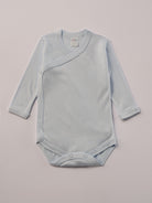 Für besonders sensible Babyhaut. Diese Wickelbodys in weiß und himmelblau bestehen aus hochwertiger Bambusviskose — einem Material, das für seine seidige Weichheit, hohe Atmungsaktivität und temperaturausgleichenden Eigenschaften bekannt ist. Sanft zur Haut, funktional im Alltag.