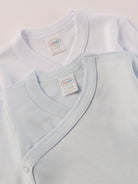 Für besonders sensible Babyhaut. Diese Wickelbodys in weiß und himmelblau bestehen aus hochwertiger Bambusviskose — einem Material, das für seine seidige Weichheit, hohe Atmungsaktivität und temperaturausgleichenden Eigenschaften bekannt ist. Sanft zur Haut, funktional im Alltag.