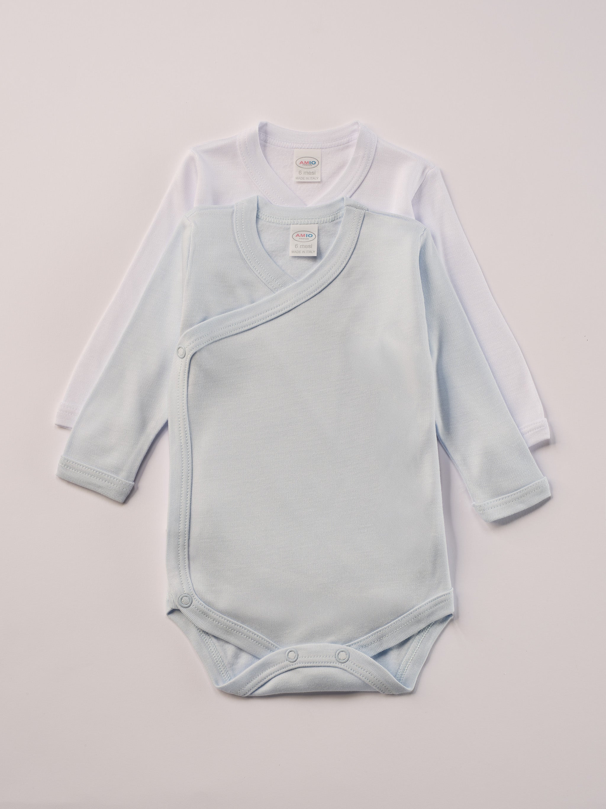 Für besonders sensible Babyhaut. Diese Wickelbodys in weiß und himmelblau bestehen aus hochwertiger Bambusviskose — einem Material, das für seine seidige Weichheit, hohe Atmungsaktivität und temperaturausgleichenden Eigenschaften bekannt ist. Sanft zur Haut, funktional im Alltag.