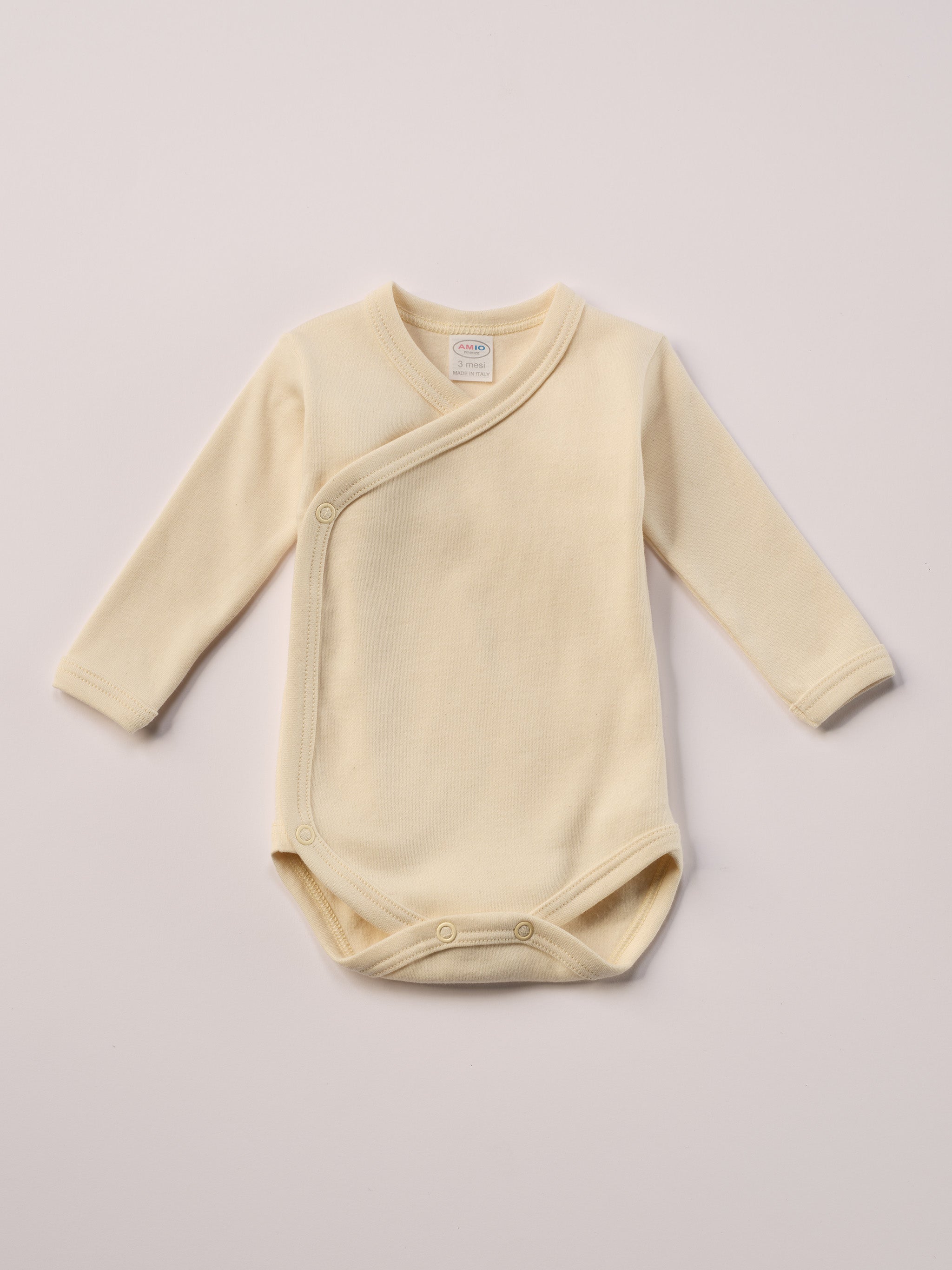 Für die empfindlichste Haut der Welt. Der Organic+ Wickelbody ist aus 100% ungefärbter, ungebleichter, organischer Baumwolle gefertigt — innen mit weichem Flanell, welches Feuchtigkeit aufnimmt und streichelzart auf Babyhaut liegt.