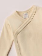 Für die empfindlichste Haut der Welt. Der Organic+ Wickelbody für Frühchen ist aus 100% ungefärbter, ungebleichter, organischer Baumwolle gefertigt — innen mit weichem Flanell, welches Feuchtigkeit aufnimmt und streichelzart auf Babyhaut liegt.