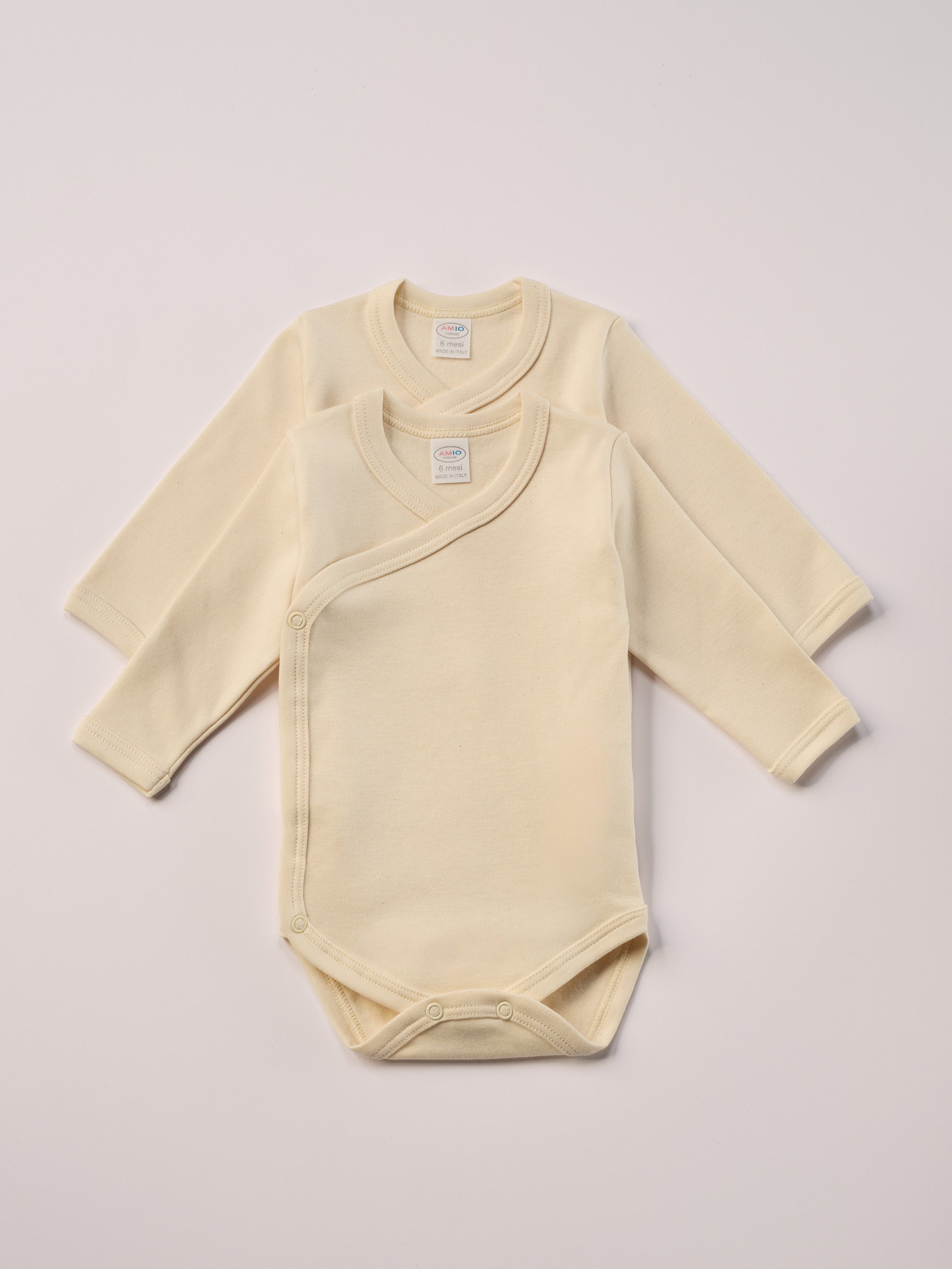 Für die empfindlichste Haut der Welt. Die Organic+ Wickelbodys für Frühchen sind aus 100% ungefärbter, ungebleichter, organischer Baumwolle gefertigt — innen mit weichem Flanell, welches Feuchtigkeit aufnimmt und streichelzart auf Babyhaut liegt.