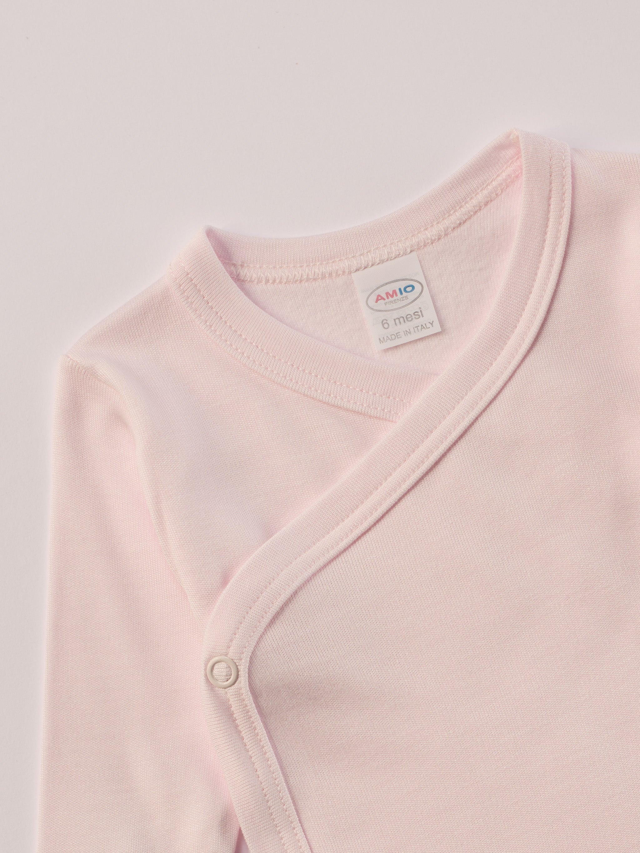 Für besonders sensible Babyhaut. Dieser rosa Wickelbody für Frühchen besteht aus hochwertiger Bambusviskose — einem Material, das für seine seidige Weichheit, hohe Atmungsaktivität und temperaturausgleichenden Eigenschaften bekannt ist. Sanft zur Haut, funktional im Alltag.