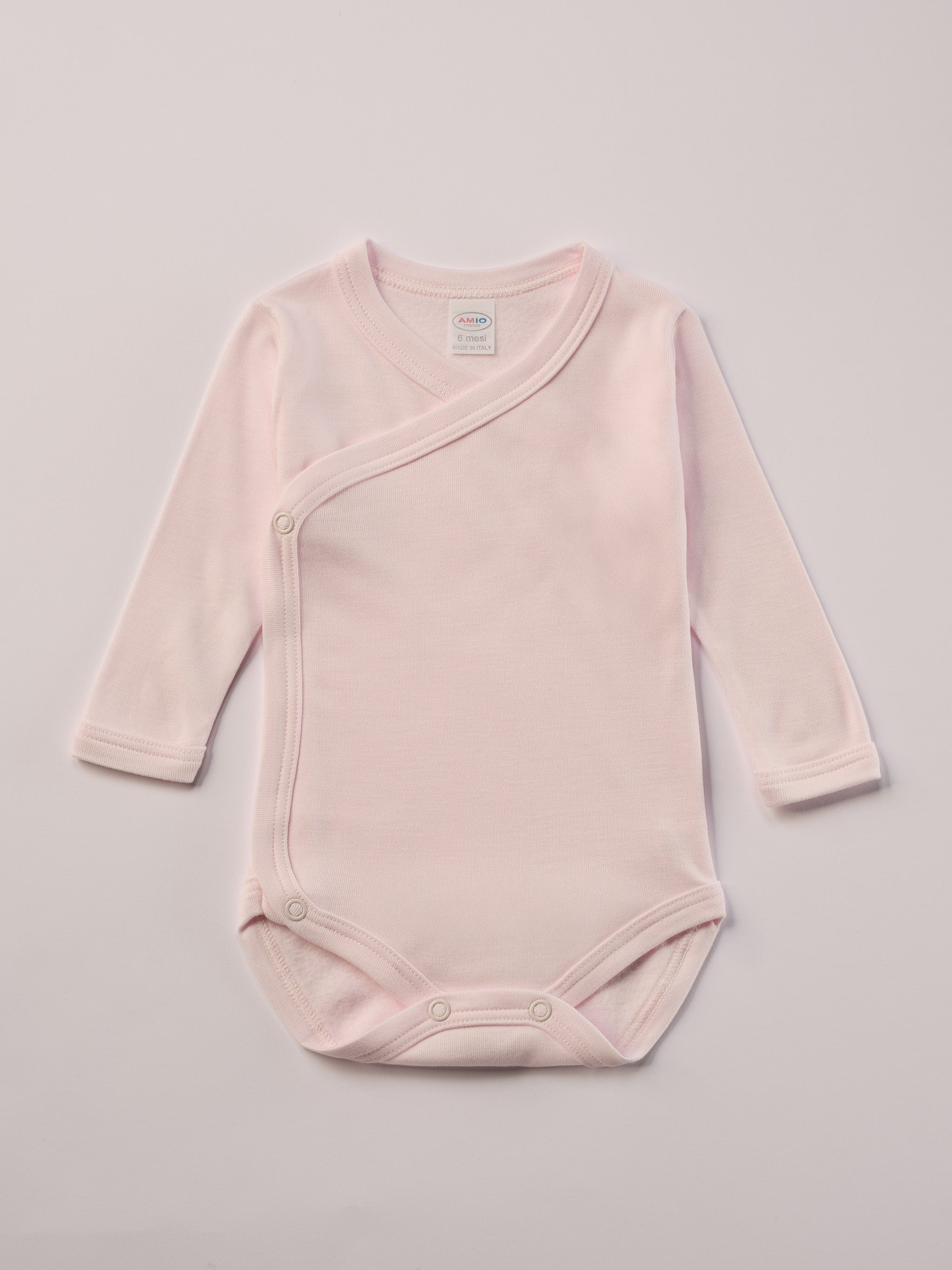 Für besonders sensible Babyhaut. Diese Wickelbodys in weiß und rosa bestehen aus hochwertiger Bambusviskose — einem Material, das für seine seidige Weichheit, hohe Atmungsaktivität und temperaturausgleichenden Eigenschaften bekannt ist. Sanft zur Haut, funktional im Alltag.