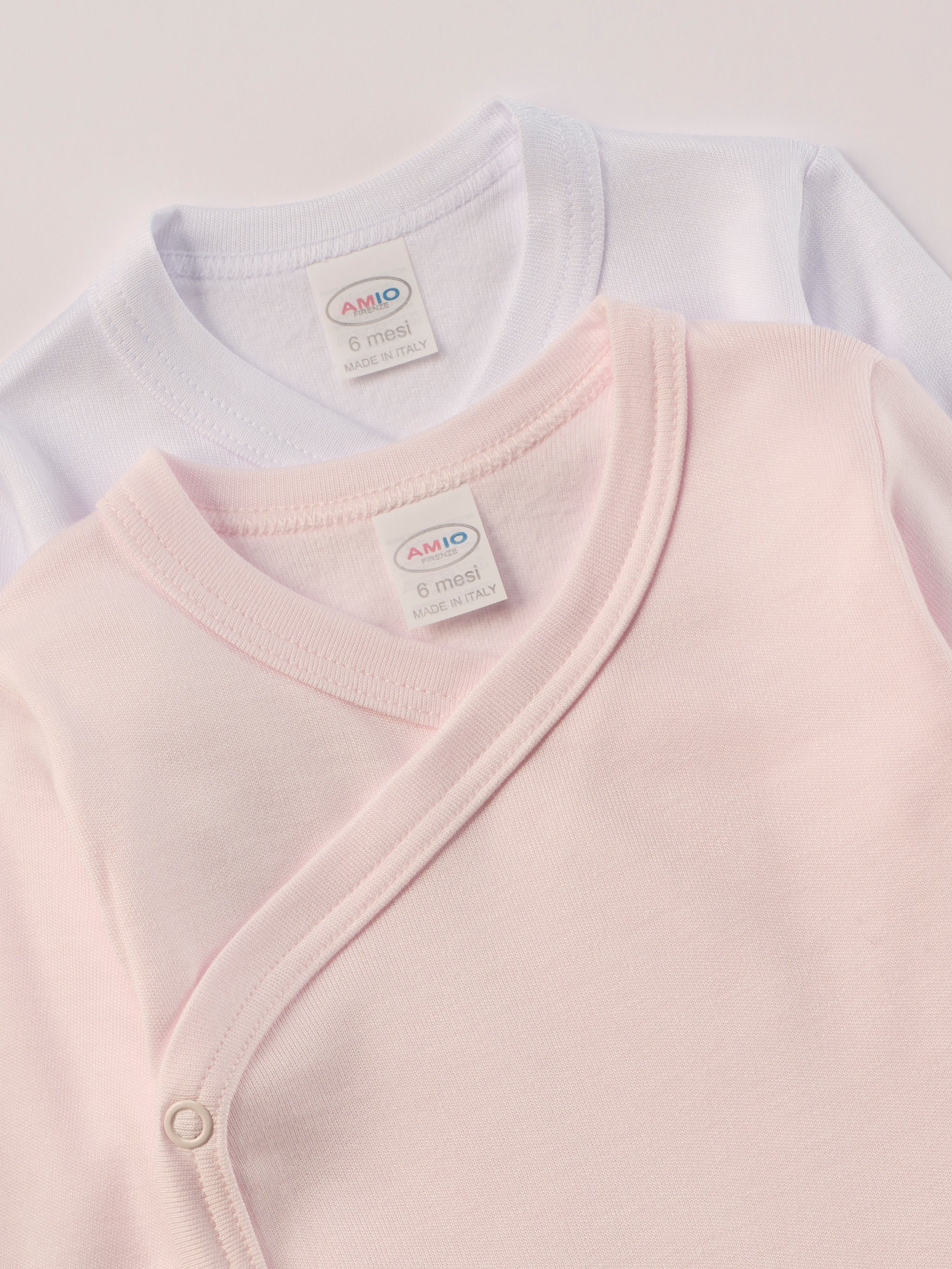 Für besonders sensible Babyhaut. Diese Wickelbodys in weiß und rosa bestehen aus hochwertiger Bambusviskose — einem Material, das für seine seidige Weichheit, hohe Atmungsaktivität und temperaturausgleichenden Eigenschaften bekannt ist. Sanft zur Haut, funktional im Alltag.