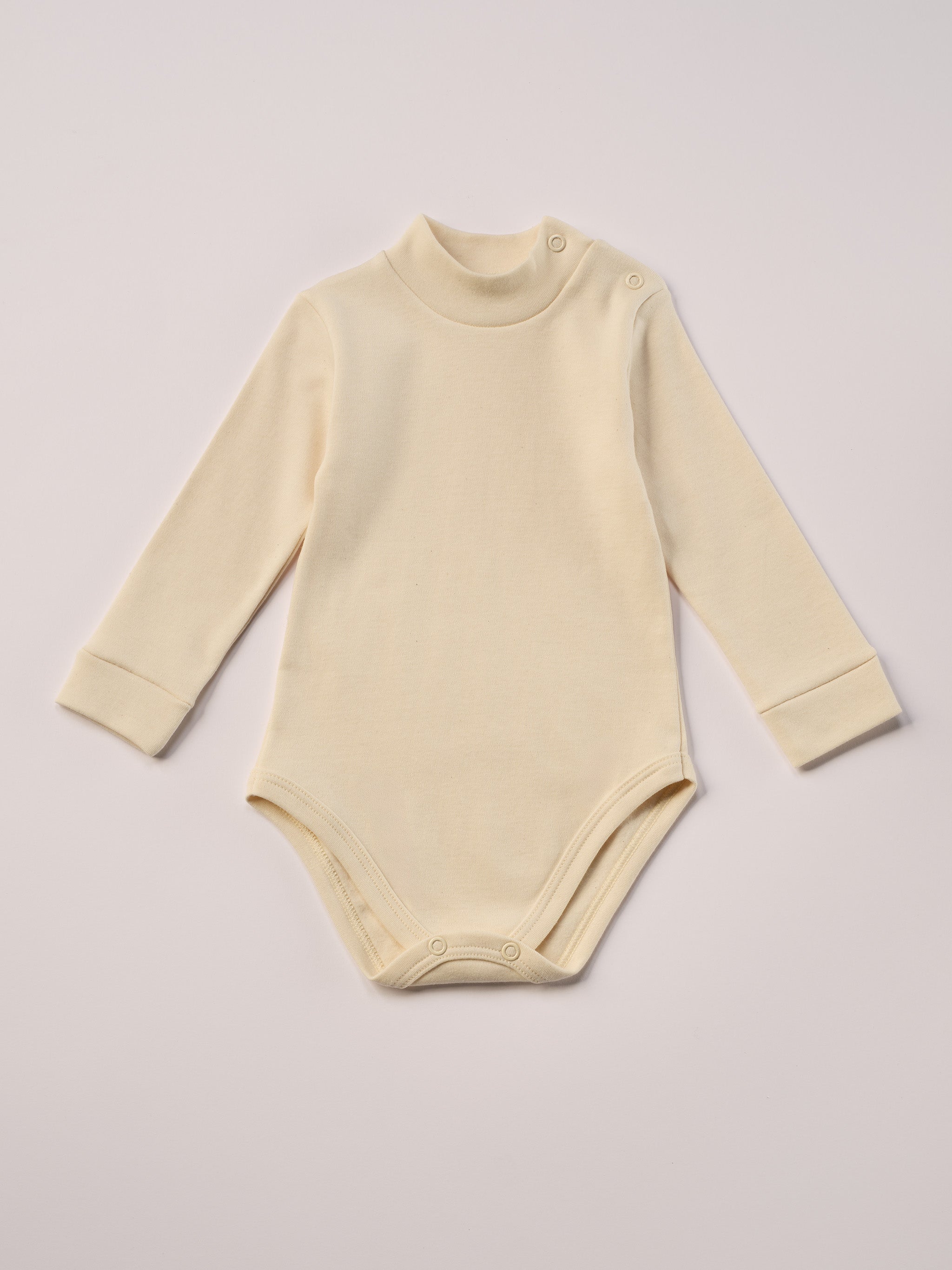 Für die empfindlichste Haut der Welt. Der Organic+ Stehkragenbody ist aus 100% ungefärbter, ungebleichter, organischer Baumwolle gefertigt — innen mit weichem Flanell, welches Feuchtigkeit aufnimmt und streichelzart auf Babyhaut liegt. Die nickelfreien Druckknöpfe an der Schulterpartie machen das An- und Ausziehen unkompliziert und schnell. Der Stehkragen schützt den empfindlichen Hals Ihres Babys vor Luftzug, reduziert Schwitzen und kann dazu beitragen, dass Babys weniger anfällig für Erklärungen sind.