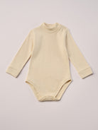 Für die empfindlichste Haut der Welt. Der Organic+ Stehkragenbody ist aus 100% ungefärbter, ungebleichter, organischer Baumwolle gefertigt — innen mit weichem Flanell, welches Feuchtigkeit aufnimmt und streichelzart auf Babyhaut liegt. Die nickelfreien Druckknöpfe an der Schulterpartie machen das An- und Ausziehen unkompliziert und schnell. Der Stehkragen schützt den empfindlichen Hals Ihres Babys vor Luftzug, reduziert Schwitzen und kann dazu beitragen, dass Babys weniger anfällig für Erklärungen sind.