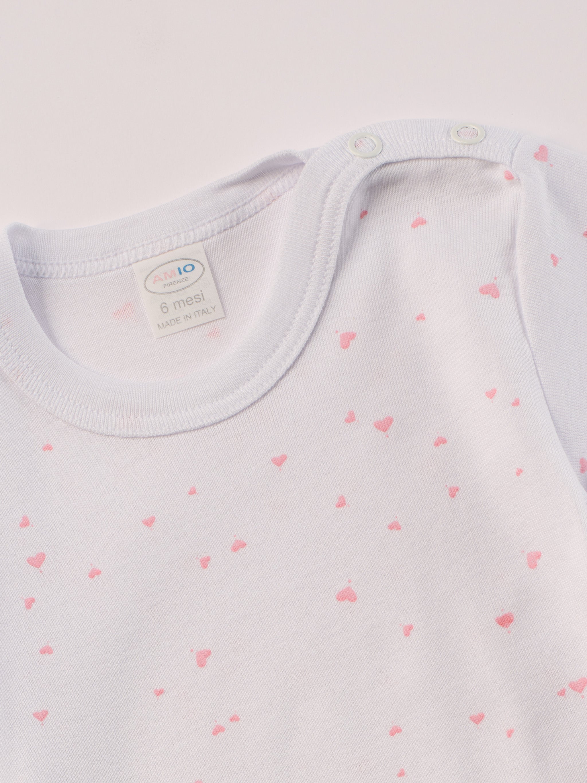 Manchmal darf es praktisch, pflegeleicht und farbenfroh sein – ohne auf Sicherheit und Qualität zu verzichten.

Feiner Stoff für warme Sommertage oder auch als leichte Unterwäsche.

Dieser weiße Body mit rosa Herzen besteht aus hochwertiger, sorgfältig veredelter organischer Baumwolle. Die Stoffe sind sanft gefärbt und gebleicht unter Einhaltung strenger EU-Standards. Die nickelfreien Druckknöpfe an der Schulterpartie machen das An- und Ausziehen unkompliziert und schnell.