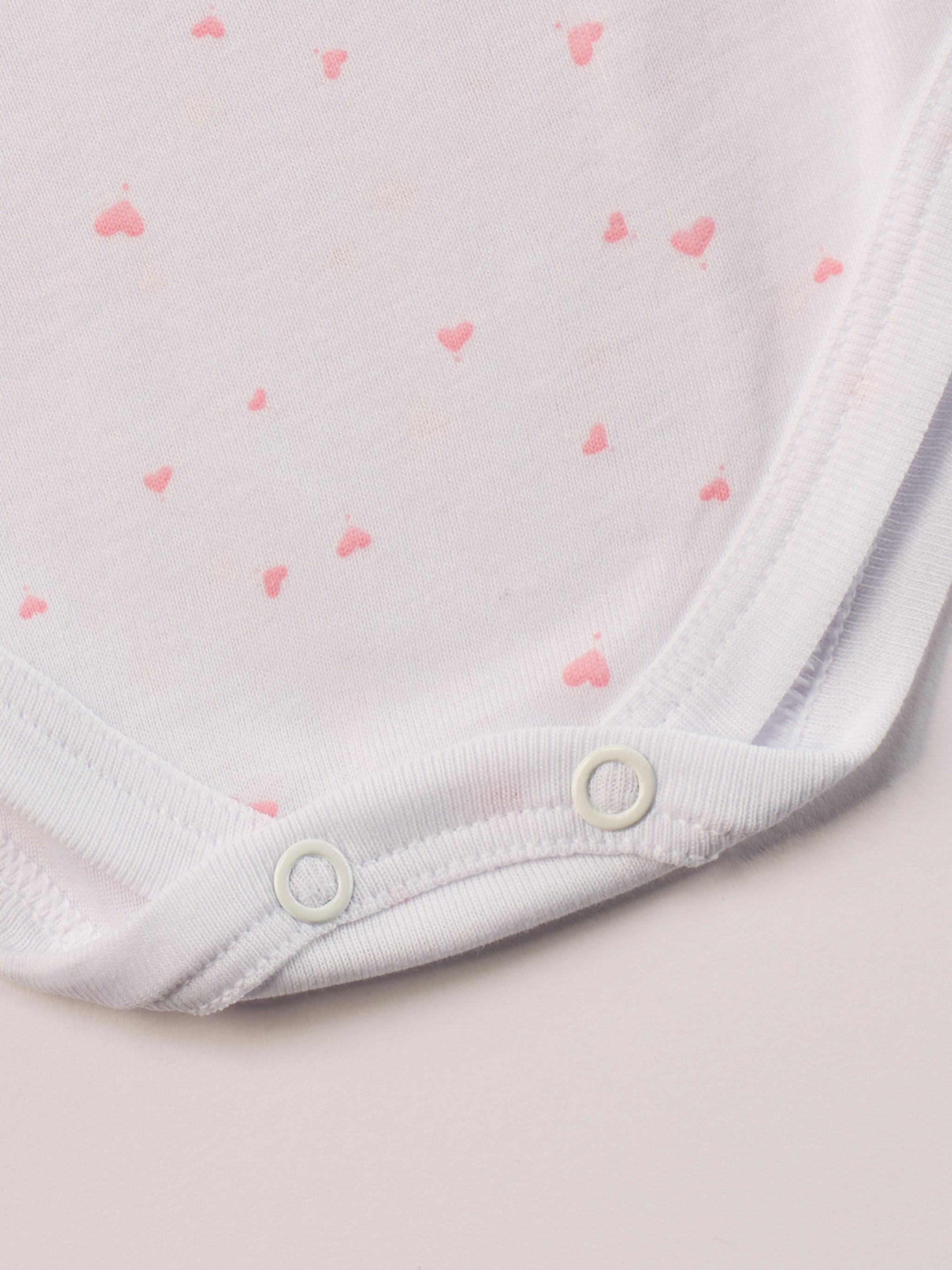Manchmal darf es praktisch, pflegeleicht und farbenfroh sein – ohne auf Sicherheit und Qualität zu verzichten.

Feiner Stoff für warme Sommertage oder auch als leichte Unterwäsche.

Dieser weiße Body mit rosa Herzen besteht aus hochwertiger, sorgfältig veredelter organischer Baumwolle. Die Stoffe sind sanft gefärbt und gebleicht unter Einhaltung strenger EU-Standards. Die nickelfreien Druckknöpfe an der Schulterpartie machen das An- und Ausziehen unkompliziert und schnell.