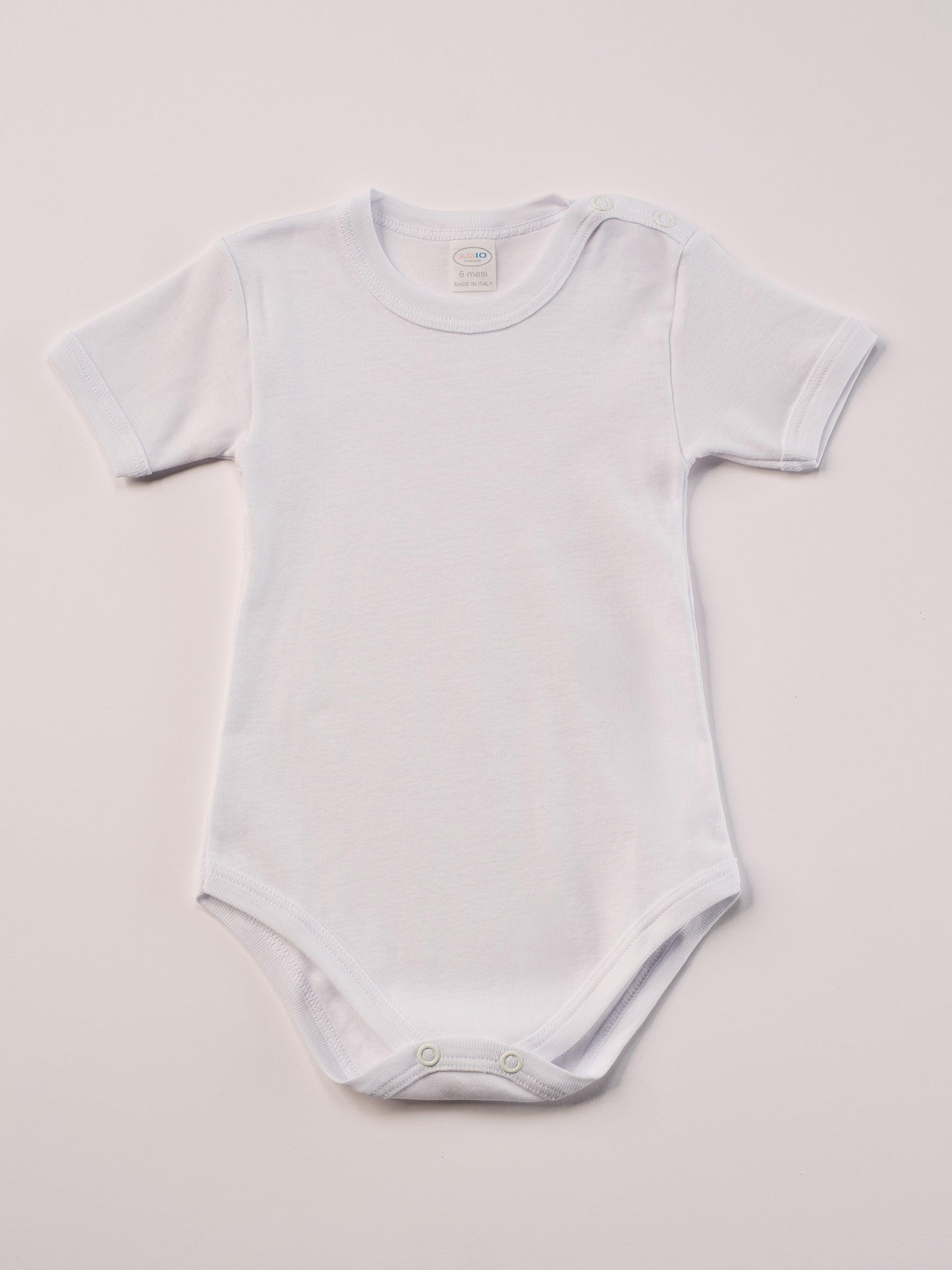 Manchmal darf es praktisch, pflegeleicht und farbenfroh sein – ohne auf Sicherheit und Qualität zu verzichten.

Feiner Stoff für warme Sommertage oder auch als leichte Unterwäsche.

Dieser weiße Body besteht aus&nbsp;hochwertiger, sorgfältig veredelter organischer Baumwolle. Die Stoffe sind sanft gefärbt und gebleicht unter Einhaltung strenger EU-Standards. Die nickelfreien Druckknöpfe an der Schulterpartie machen das An- und Ausziehen unkompliziert und schnell.