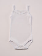 Manchmal darf es praktisch, pflegeleicht und farbenfroh sein – ohne auf Sicherheit und Qualität zu verzichten.

Feiner Stoff für warme Sommertage oder auch als leichte Unterwäsche.

Dieser weiße Body mit rdezenten Schleifchen und edlen Paspeln am Ausschnitt besteht aus hochwertiger, sorgfältig veredelter organischer Baumwolle. Die Stoffe sind sanft gefärbt und gebleicht unter Einhaltung strenger EU-Standards. Die nickelfreien Druckknöpfe machen das An- und Ausziehen unkompliziert und schnell.