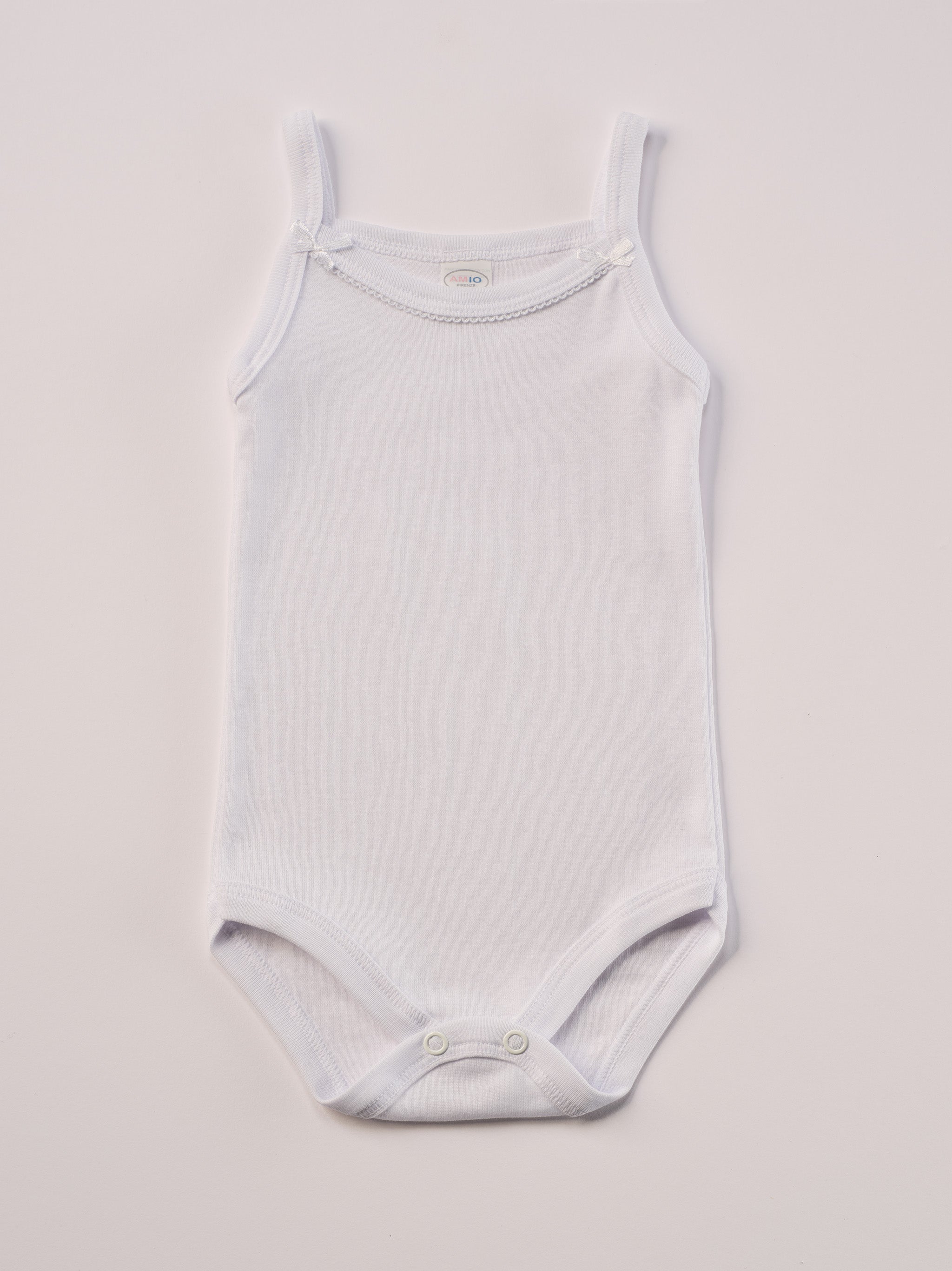 Manchmal darf es praktisch, pflegeleicht und farbenfroh sein – ohne auf Sicherheit und Qualität zu verzichten.

Feiner Stoff für warme Sommertage oder auch als leichte Unterwäsche.

Dieser weiße Body mit rdezenten Schleifchen und edlen Paspeln am Ausschnitt besteht aus hochwertiger, sorgfältig veredelter organischer Baumwolle. Die Stoffe sind sanft gefärbt und gebleicht unter Einhaltung strenger EU-Standards. Die nickelfreien Druckknöpfe machen das An- und Ausziehen unkompliziert und schnell.