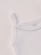 Manchmal darf es praktisch, pflegeleicht und farbenfroh sein – ohne auf Sicherheit und Qualität zu verzichten.

Feiner Stoff für warme Sommertage oder auch als leichte Unterwäsche.

Dieser weiße Body mit rdezenten Schleifchen und edlen Paspeln am Ausschnitt besteht aus hochwertiger, sorgfältig veredelter organischer Baumwolle. Die Stoffe sind sanft gefärbt und gebleicht unter Einhaltung strenger EU-Standards. Die nickelfreien Druckknöpfe machen das An- und Ausziehen unkompliziert und schnell.