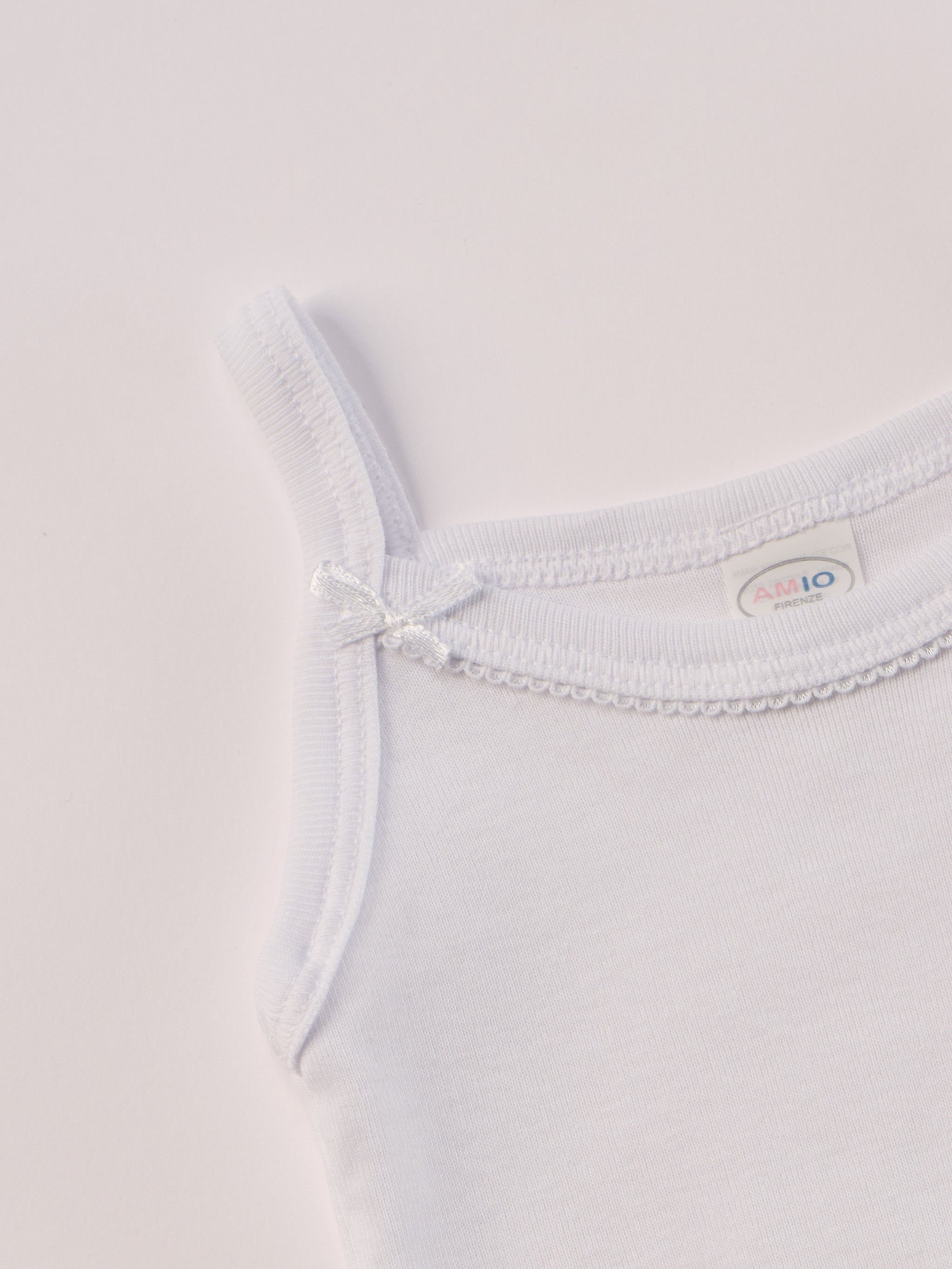 Manchmal darf es praktisch, pflegeleicht und farbenfroh sein – ohne auf Sicherheit und Qualität zu verzichten.

Feiner Stoff für warme Sommertage oder auch als leichte Unterwäsche.

Dieser weiße Body mit rdezenten Schleifchen und edlen Paspeln am Ausschnitt besteht aus hochwertiger, sorgfältig veredelter organischer Baumwolle. Die Stoffe sind sanft gefärbt und gebleicht unter Einhaltung strenger EU-Standards. Die nickelfreien Druckknöpfe machen das An- und Ausziehen unkompliziert und schnell.