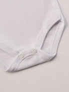 Manchmal darf es praktisch, pflegeleicht und farbenfroh sein – ohne auf Sicherheit und Qualität zu verzichten.

Feiner Stoff für warme Sommertage oder auch als leichte Unterwäsche.

Dieser weiße Body mit rdezenten Schleifchen und edlen Paspeln am Ausschnitt besteht aus hochwertiger, sorgfältig veredelter organischer Baumwolle. Die Stoffe sind sanft gefärbt und gebleicht unter Einhaltung strenger EU-Standards. Die nickelfreien Druckknöpfe machen das An- und Ausziehen unkompliziert und schnell.