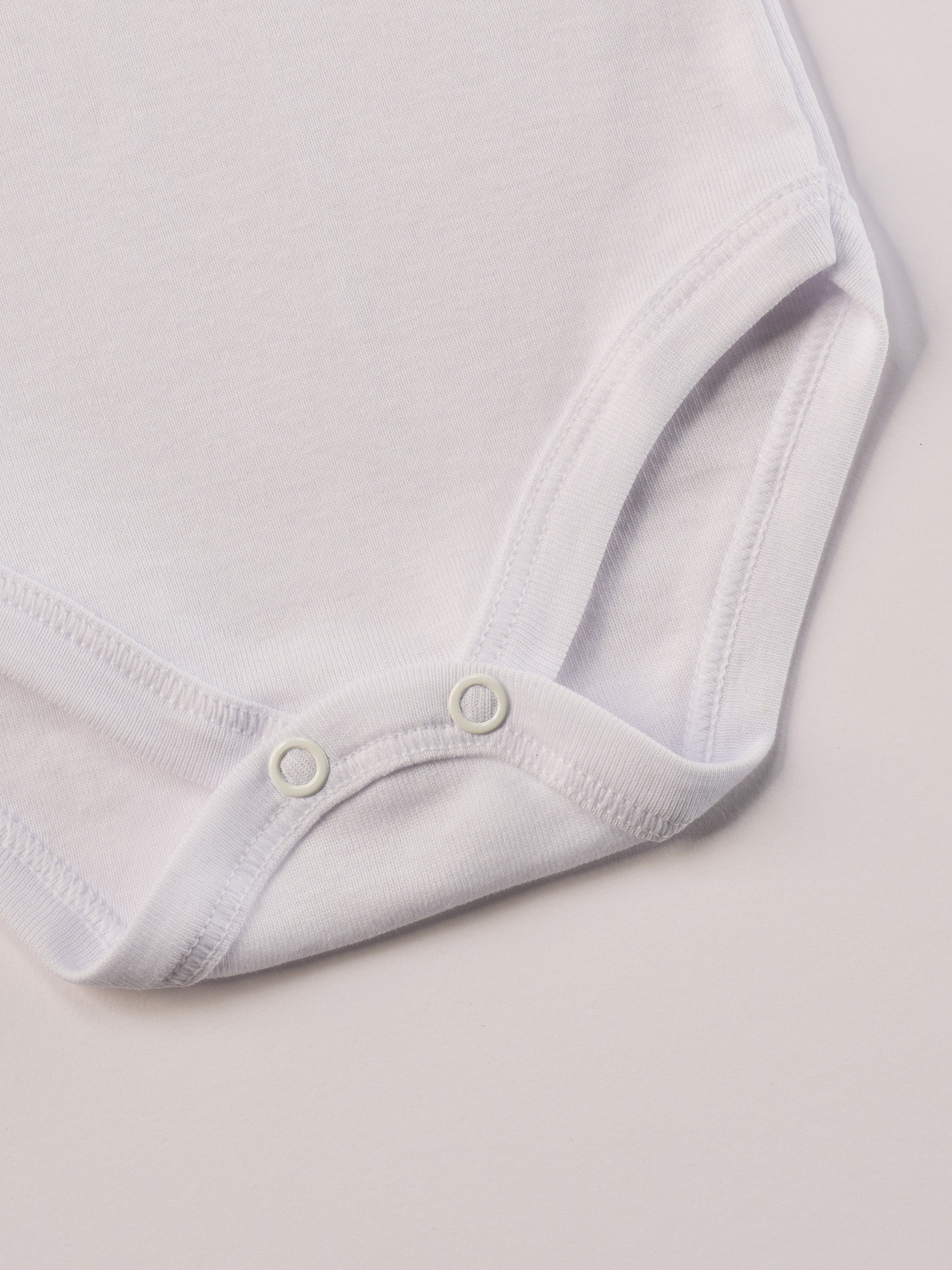 Manchmal darf es praktisch, pflegeleicht und farbenfroh sein – ohne auf Sicherheit und Qualität zu verzichten.

Feiner Stoff für warme Sommertage oder auch als leichte Unterwäsche.

Dieser weiße Body mit rdezenten Schleifchen und edlen Paspeln am Ausschnitt besteht aus hochwertiger, sorgfältig veredelter organischer Baumwolle. Die Stoffe sind sanft gefärbt und gebleicht unter Einhaltung strenger EU-Standards. Die nickelfreien Druckknöpfe machen das An- und Ausziehen unkompliziert und schnell.