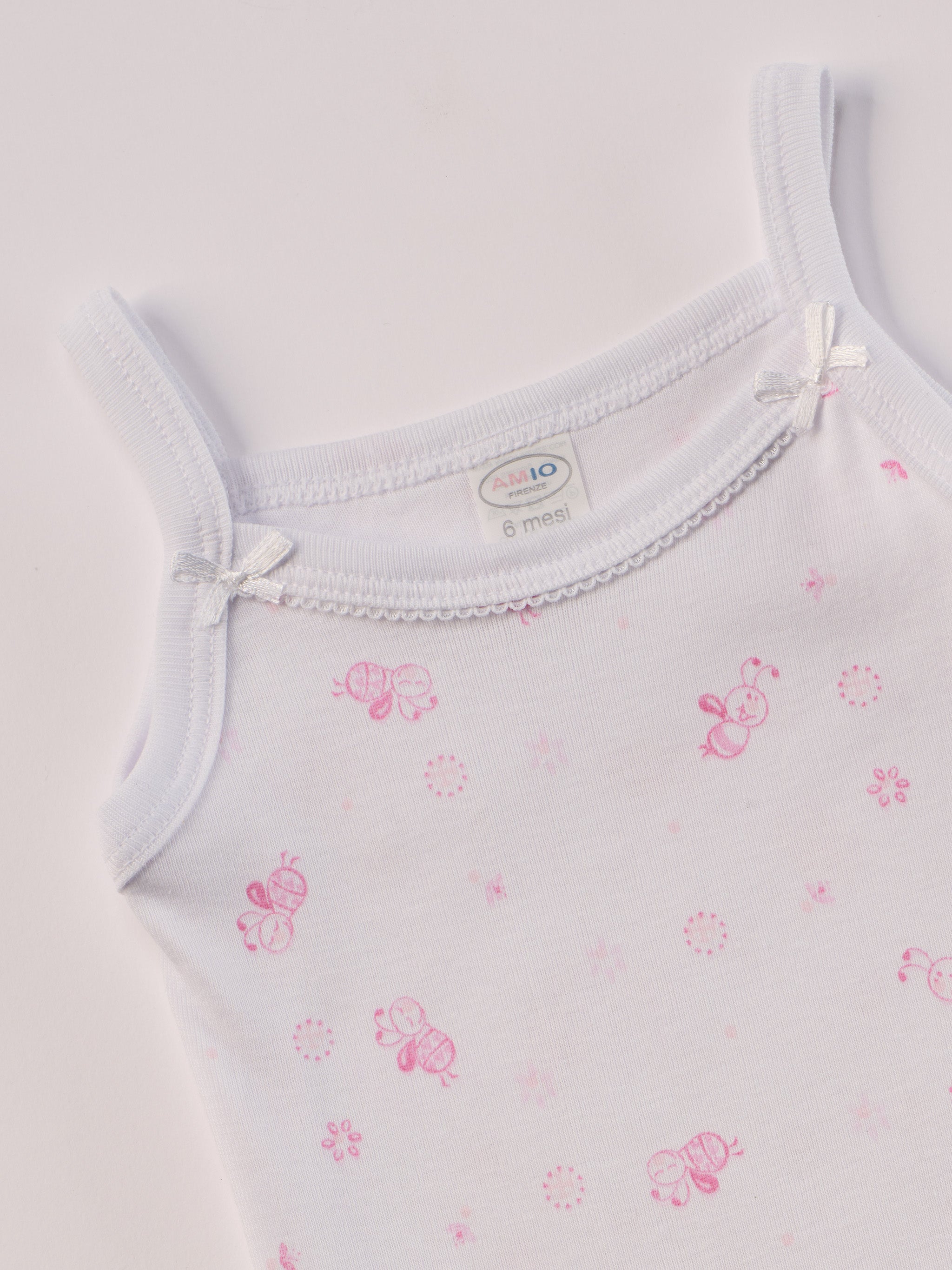 Manchmal darf es praktisch, pflegeleicht und farbenfroh sein – ohne auf Sicherheit und Qualität zu verzichten.

Feiner Stoff für warme Sommertage oder auch als leichte Unterwäsche.

Dieser weiße Body mit rosa Bienen, dezenten Schleifchen und edlen Paspeln am Ausschnitt besteht aus hochwertiger, sorgfältig veredelter organischer Baumwolle. Die Stoffe sind sanft gefärbt und gebleicht unter Einhaltung strenger EU-Standards. Die nickelfreien Druckknöpfe machen das An- und Ausziehen unkompliziert und schnell.