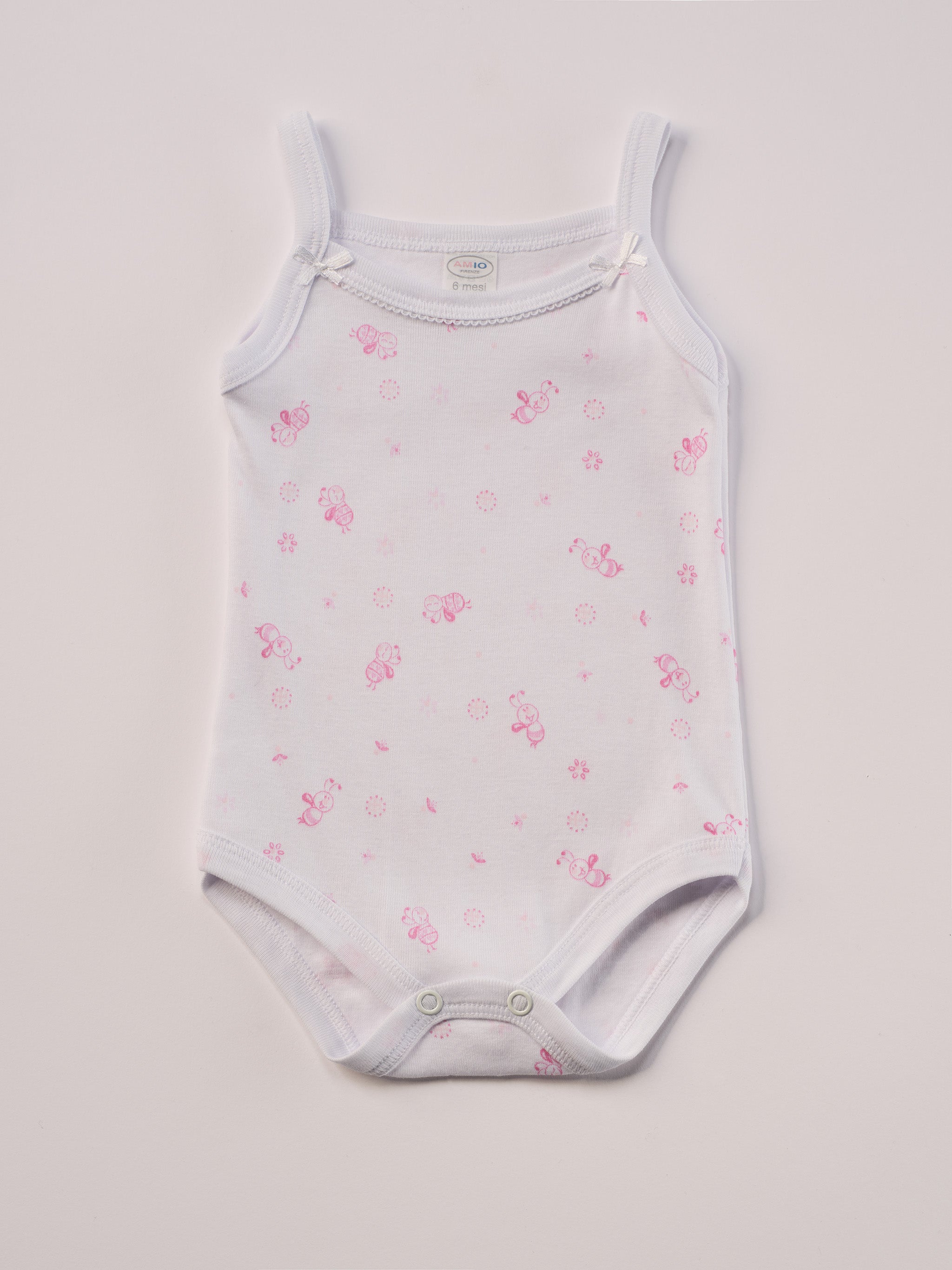 Manchmal darf es praktisch, pflegeleicht und farbenfroh sein – ohne auf Sicherheit und Qualität zu verzichten.

Feiner Stoff für warme Sommertage oder auch als leichte Unterwäsche.

Dieser weiße Body mit rosa Bienen, dezenten Schleifchen und edlen Paspeln am Ausschnitt besteht aus hochwertiger, sorgfältig veredelter organischer Baumwolle. Die Stoffe sind sanft gefärbt und gebleicht unter Einhaltung strenger EU-Standards. Die nickelfreien Druckknöpfe machen das An- und Ausziehen unkompliziert und schnell.